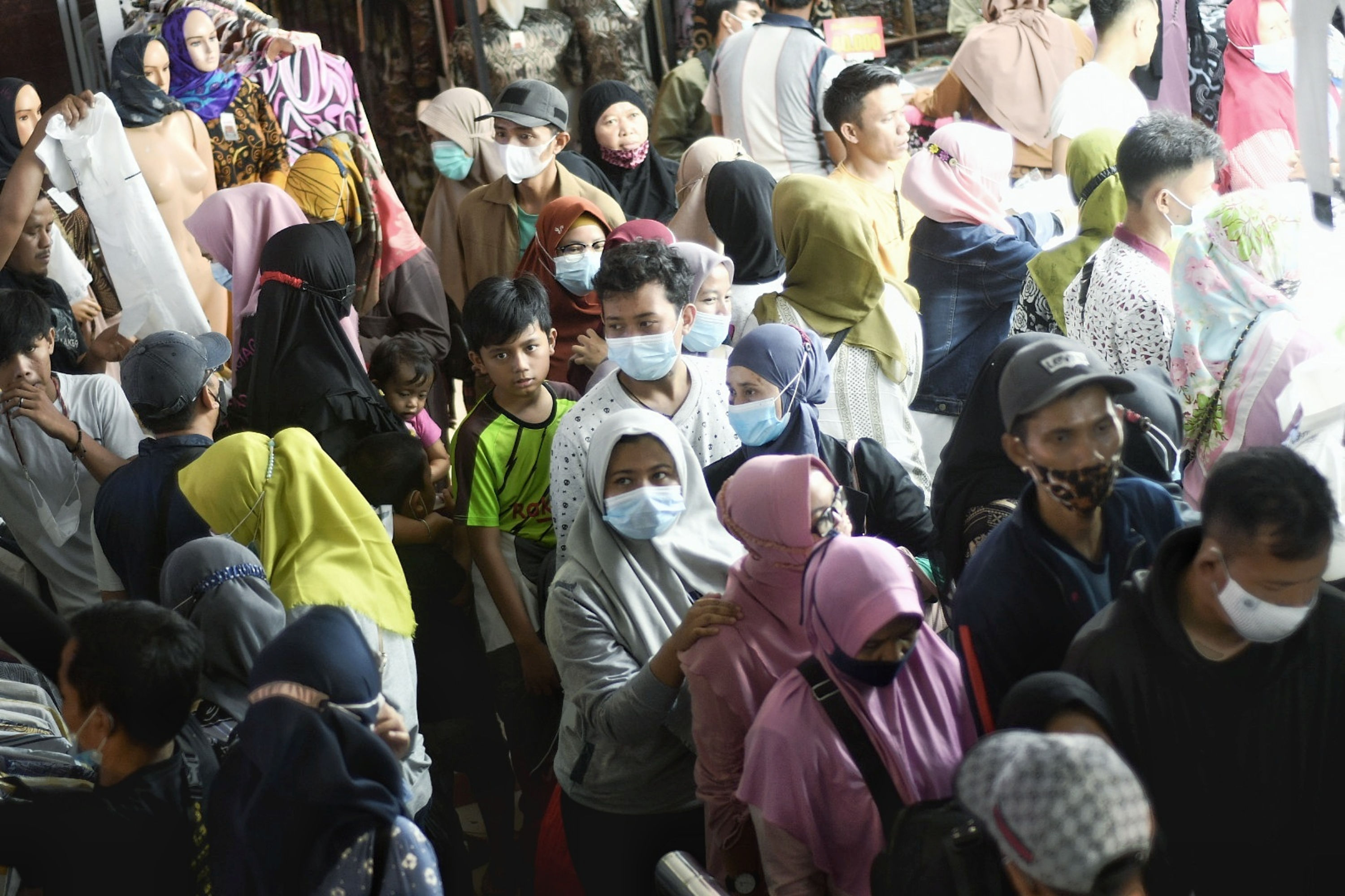 Pasar Tanah Abang dipadati pengunjung