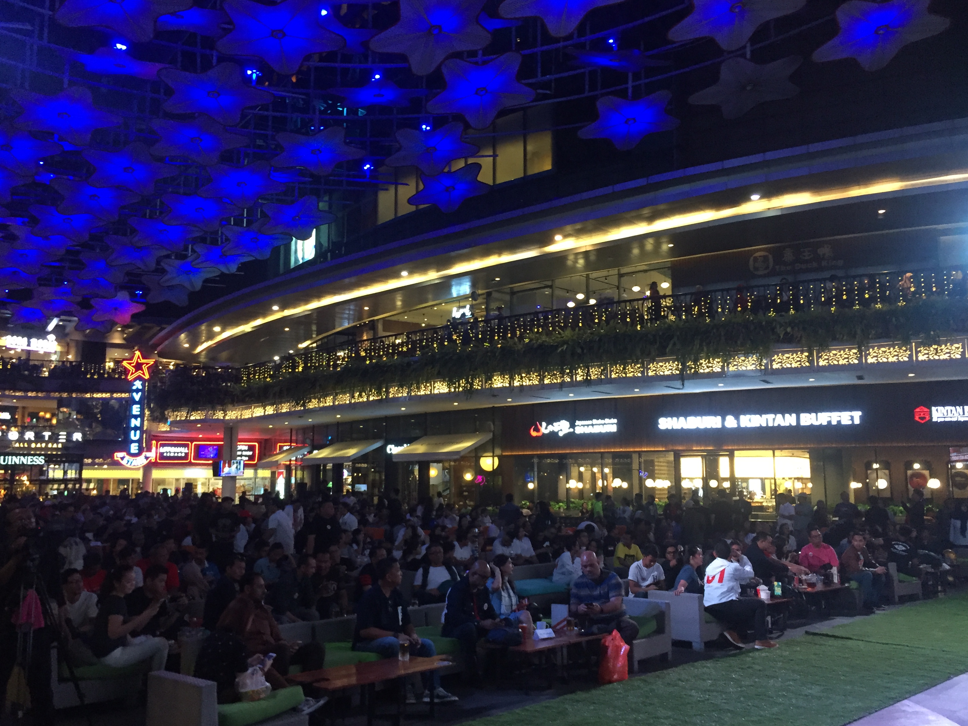  Ratusan kalangan milenial dari organisasi Gerak Cepat dan aktivis Trisakti 98 nonton bareng debat Capres di Lucy  in The Sky, SCBD. 