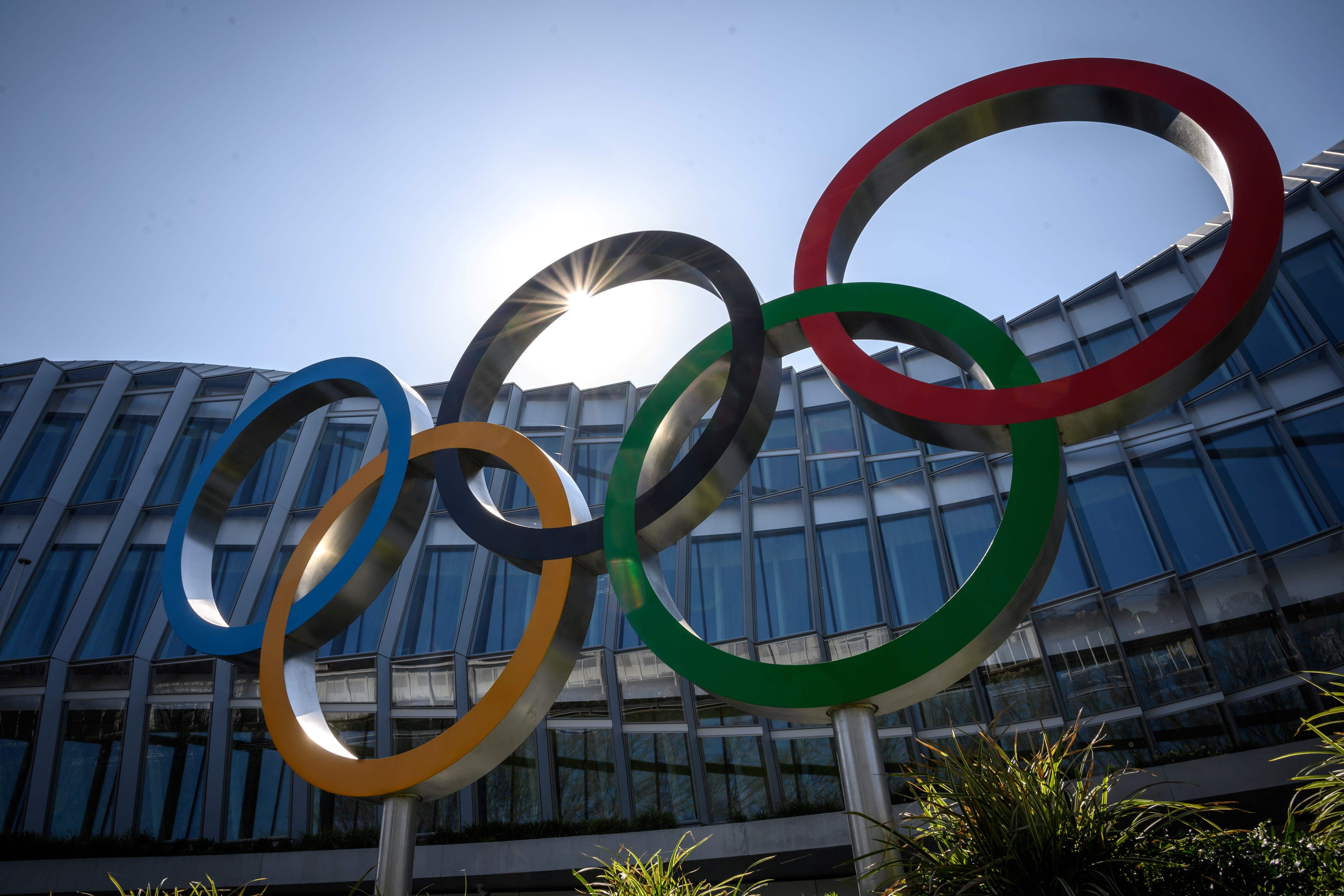 Cincin Olimpiade terlihat di markas IOC di Lausanne