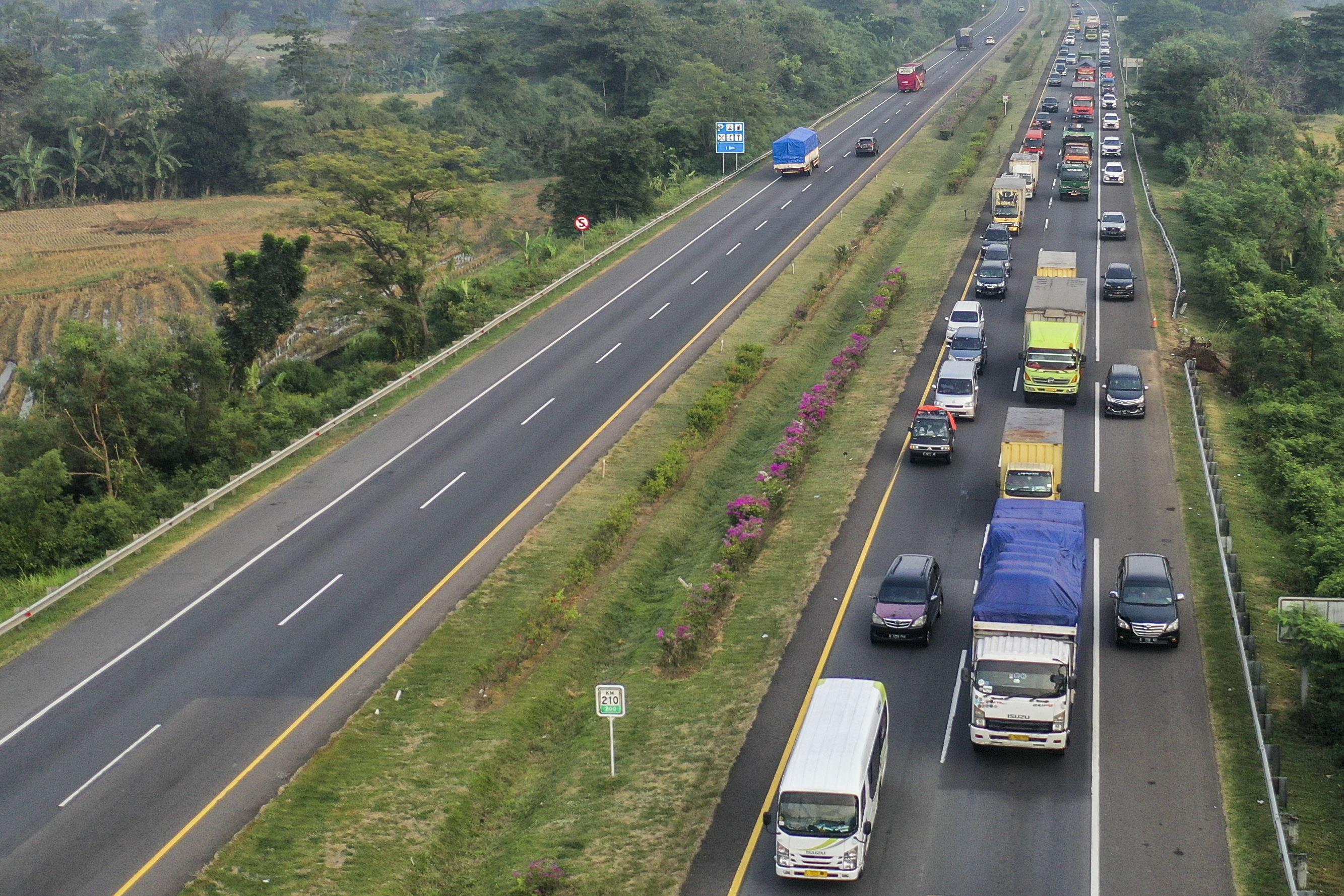 Sejumlah kendaraan memadati ruas Jalan Tol Palimanan-Kanci di Cirebon, Jawa Barat, Rabu (5/5).