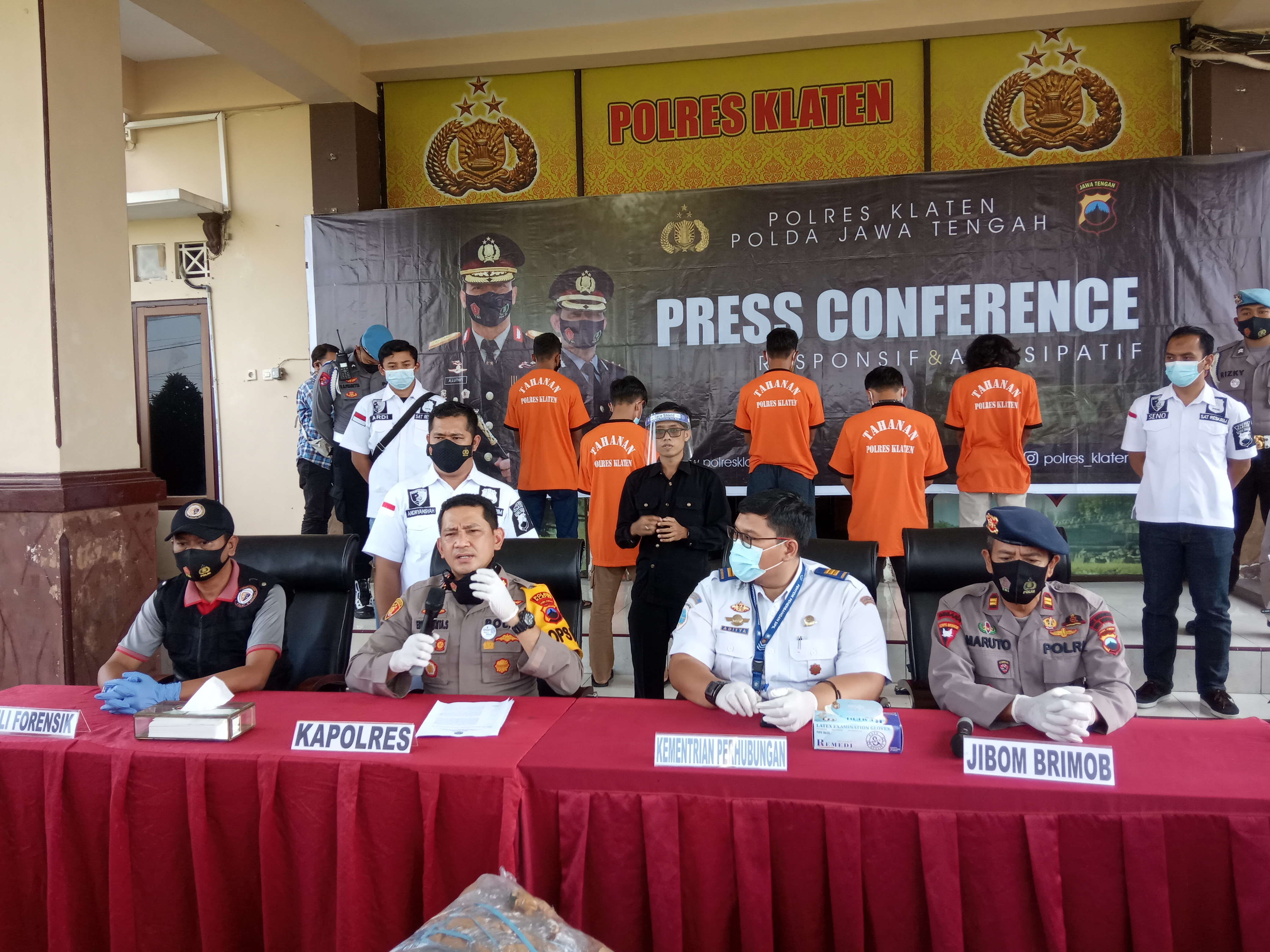 Kapolres AKB Edy Suranta Sitepu dalam jumpa pers kasus ledakan petasan balon udara di Mapolres Klaten. 