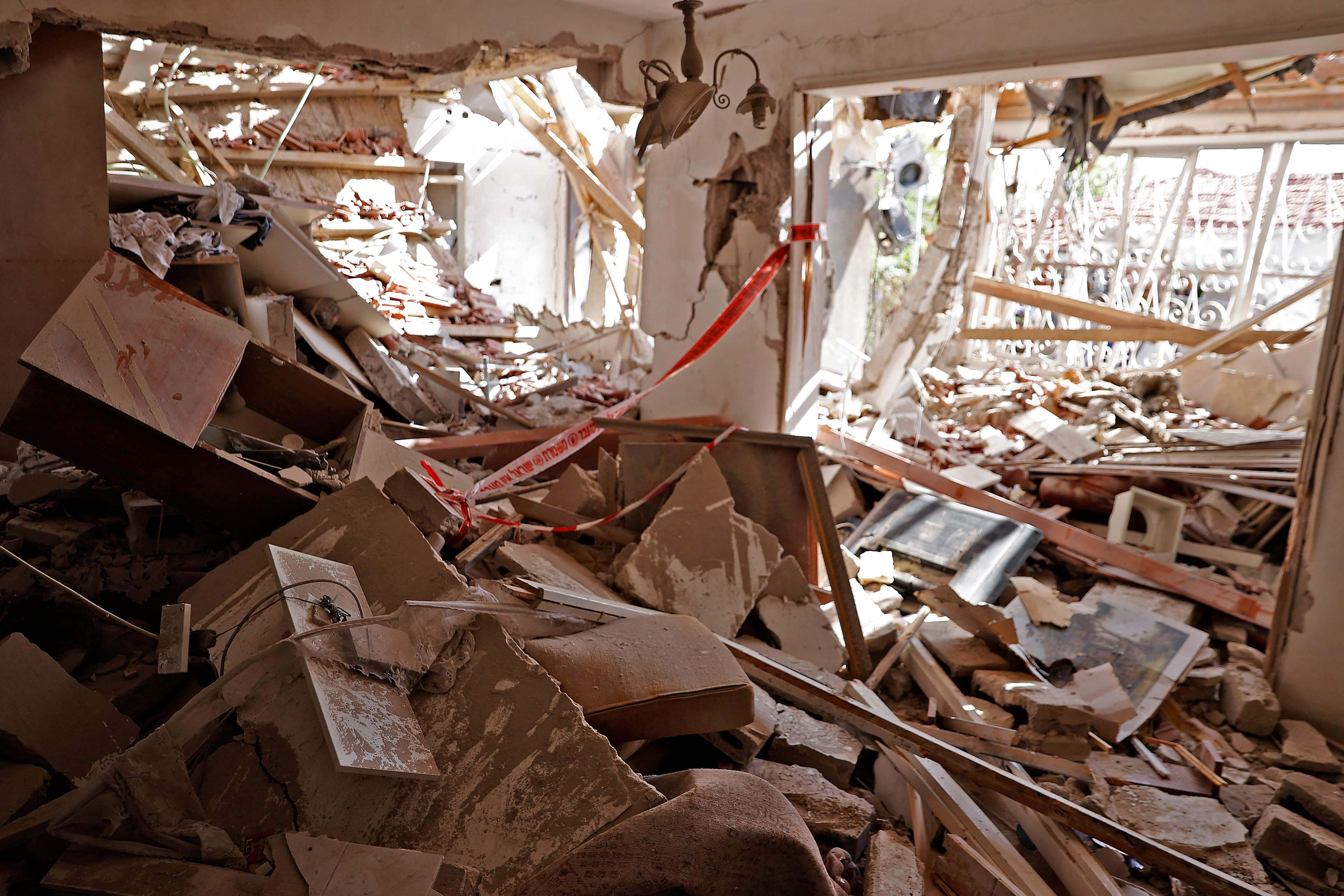 Rumah yang rusak berat di lingkungan permukiman yang ditargetkan di kota Ashkelon, Israel selatan, Selasa (11/5). 