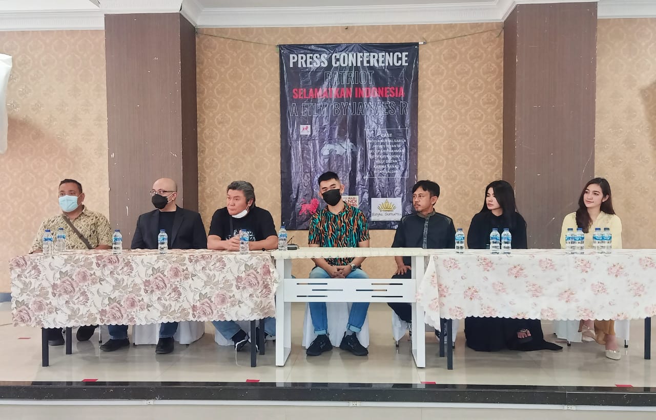 Jaymes Riyanto bersama para pemeran film 'Patriot: Selamatkan Indonesia' saat temu media, Minggu (23/5).
