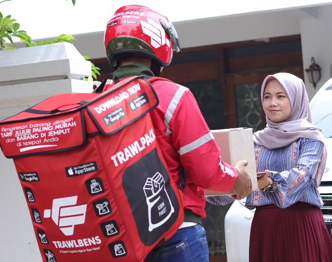Kurir Trawlpack mengambil barang dari konsumen.