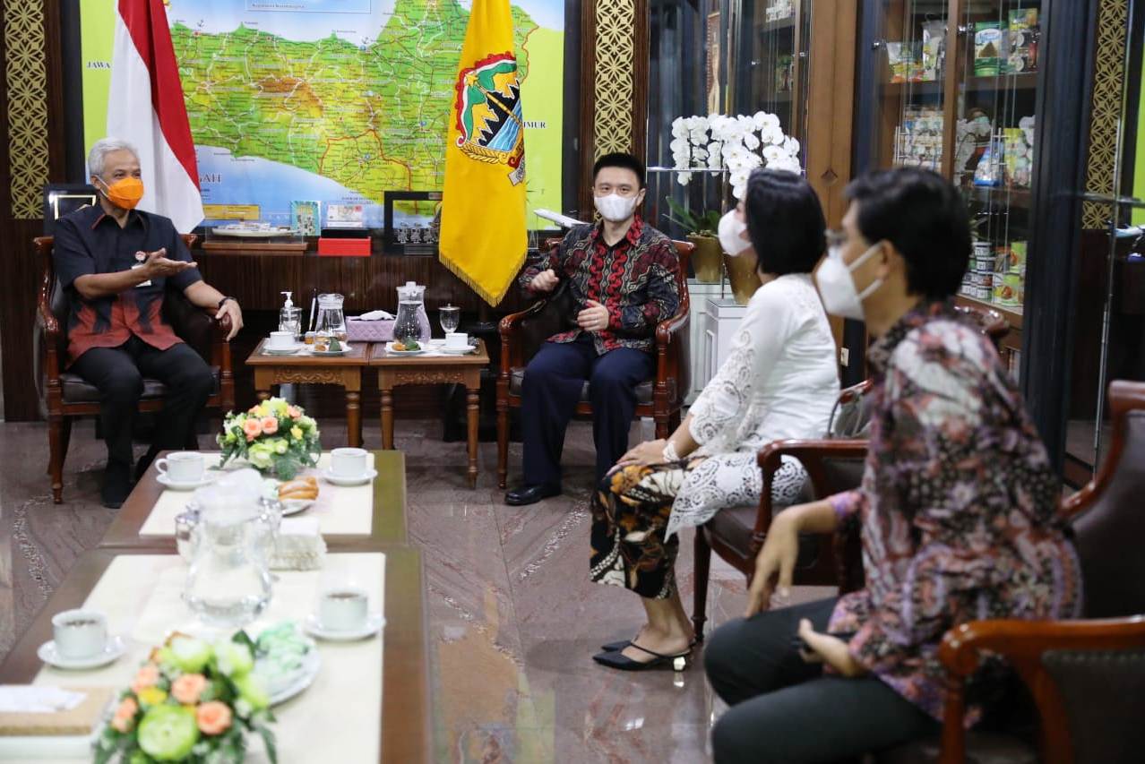 Gubernur Jateng Ganjar Pranowo (kiri) menerima kunjungan pihak Shopee.