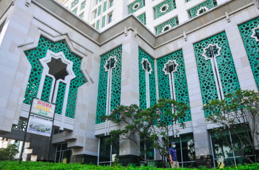 Petugas melintasi halaman depan gedung wisma Jakarta Islamic Centre (JIC), Koja, Jakarta Utara, Selasa (29/9/2020). 