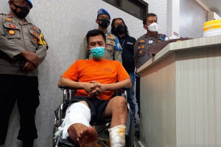 Tersangka TRB (24), warga Desa Bojongsari, Kecamatan Jampangkulon, Kabupaten Sukabumi, Jabar