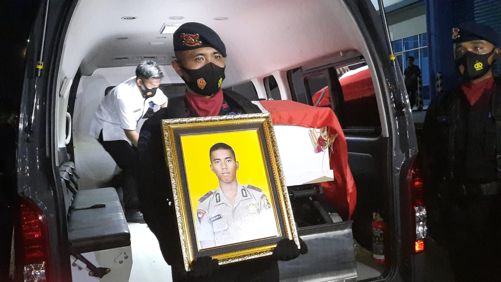 Jenazah Bharada I Komang Wiranata saat tiba di Sumatra Selatan untuk dimakamkan