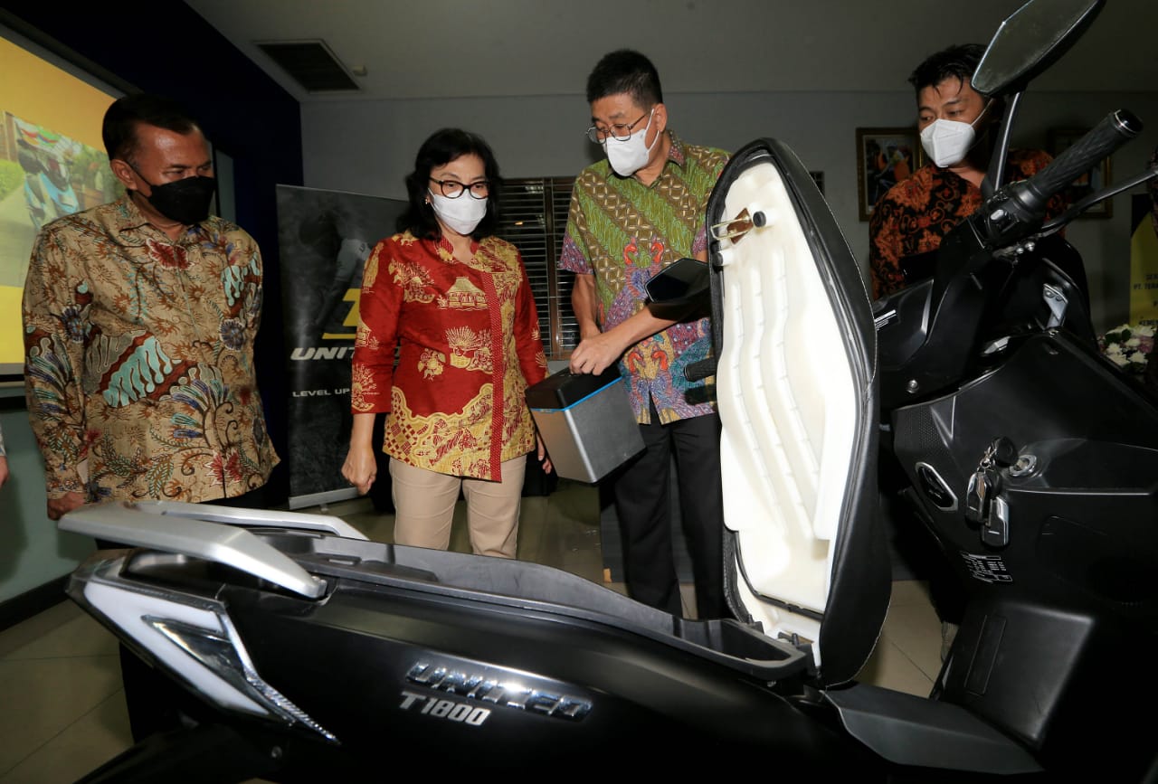 Dirjen IKMA Kemenperin Gita Wibawaningsih mendapat penjelasan dari Direktur United Bike Henry Mulyadi (ketiga dari kiri) soal motor listrik.