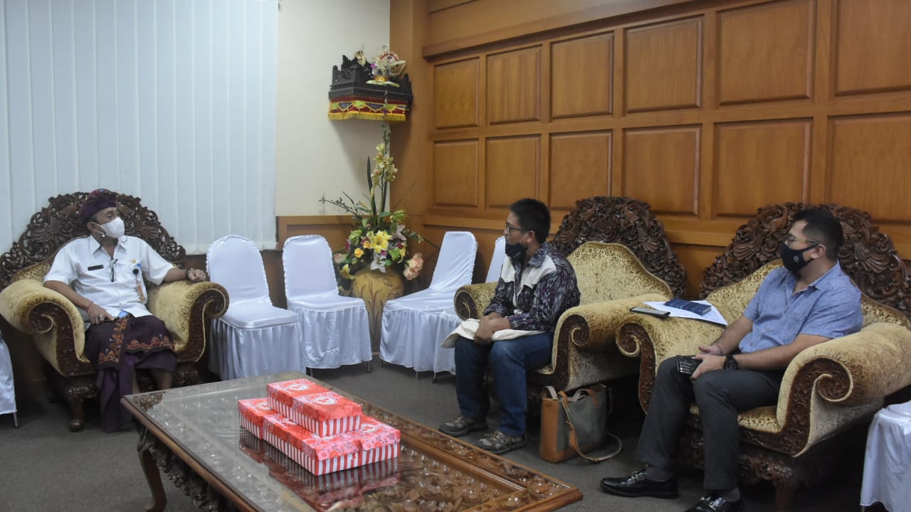 Asisten Administrasi Pembangunan Setda Kota Denpasar, A.A. Gede Risnawan saat menerima audiensi Direktur Denpasar Documentary Film Festival,