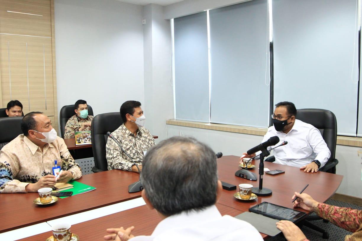 Pertemuan Dirut BPJMSOSTEK  Anggoro Eko Cahyo (tengah) dan Menag Yaqut Cholil Qoumas terkait Inpres No 2 Tahun 2021.