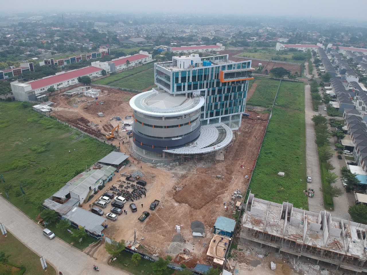 Pembangunan Kampus baru Universitas Esa Unggul (UEU) Tangerang telah mencapai progres 90%. 