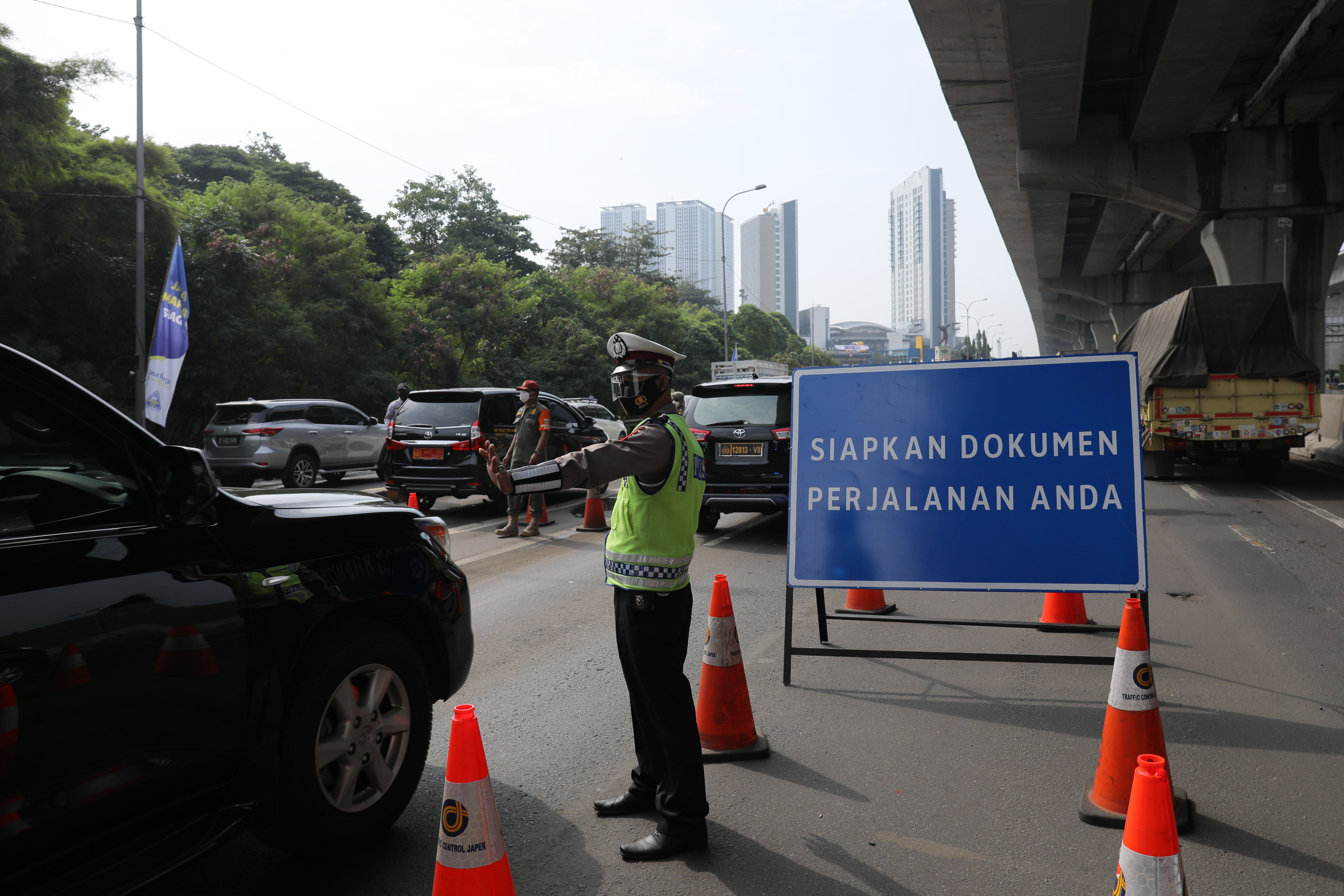 Penyekatan larangan mudik hari pertama di di Gerbang Tol Cikarang Barat, Tol Jakarta-Cikampek KM 31, Cikarang, Jawa Barat, Kamis (6/5/2021)