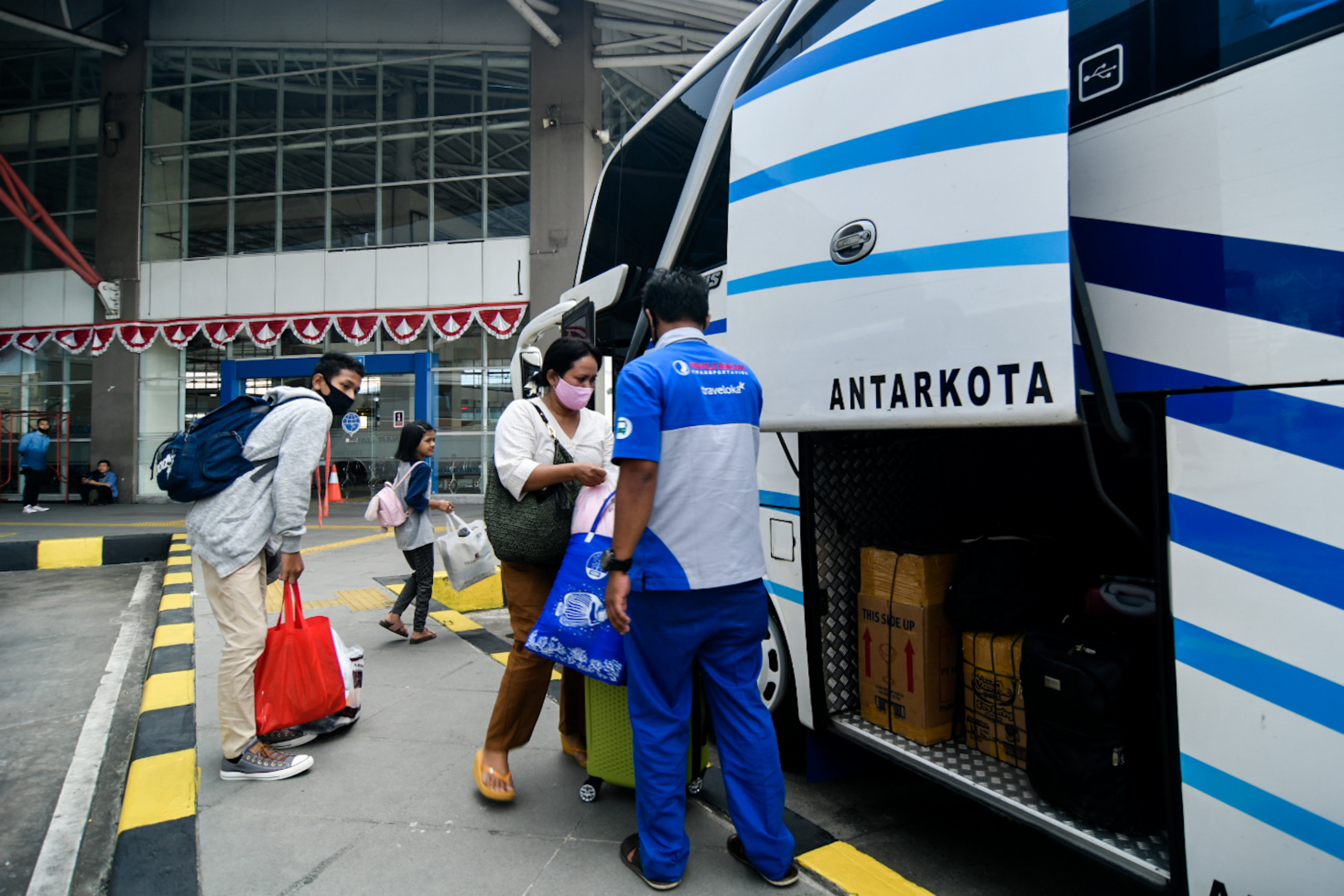 Calon bersiap menaiki bus Antar Kota Antar Provinsi (AKAP) di Terminal Pulo Gebang, Jakarta Timur, Selasa (21/7/2020).