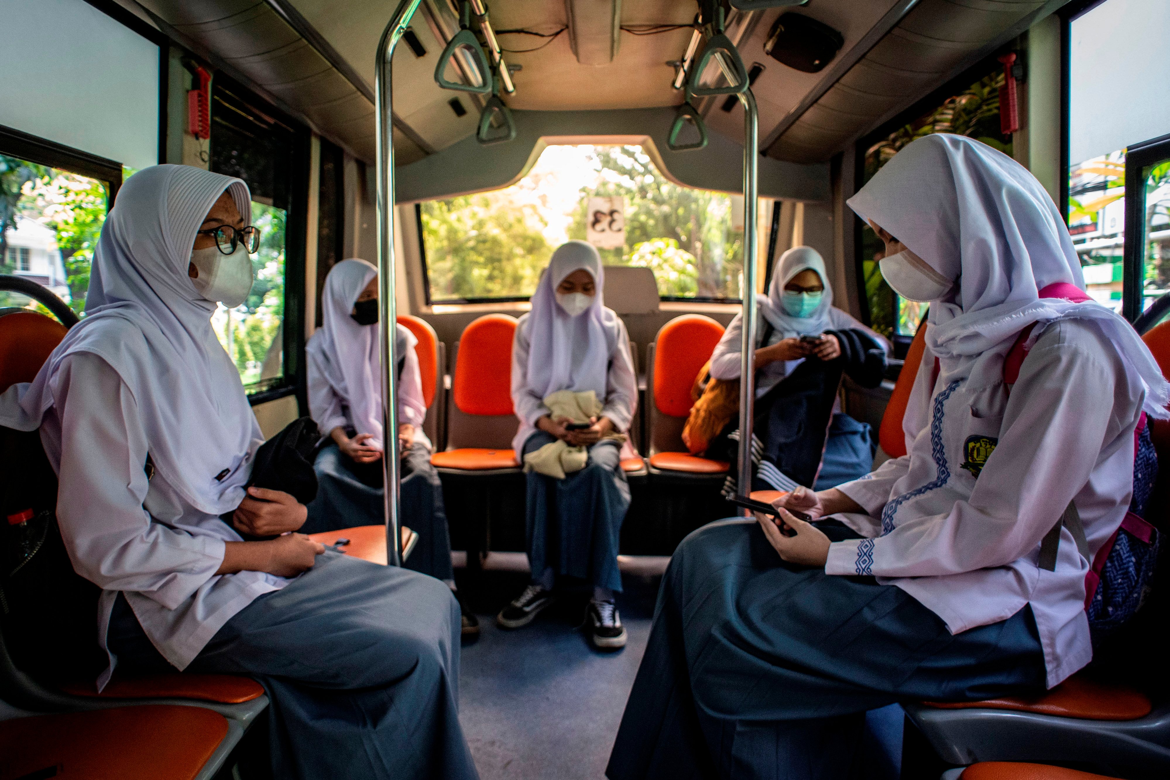 Pelajar SMKN 15 Jakarta menaiki bus sekolah gratis usai mengikuti uji coba pembelajaran tatap muka di SMKN 15, Kebayoran Baru, Jaksel.