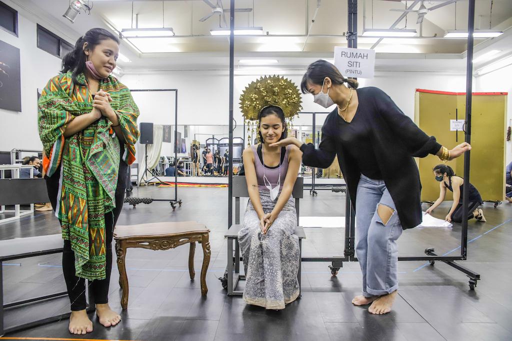 Sesi latihan serial Musikal Nurbaya.