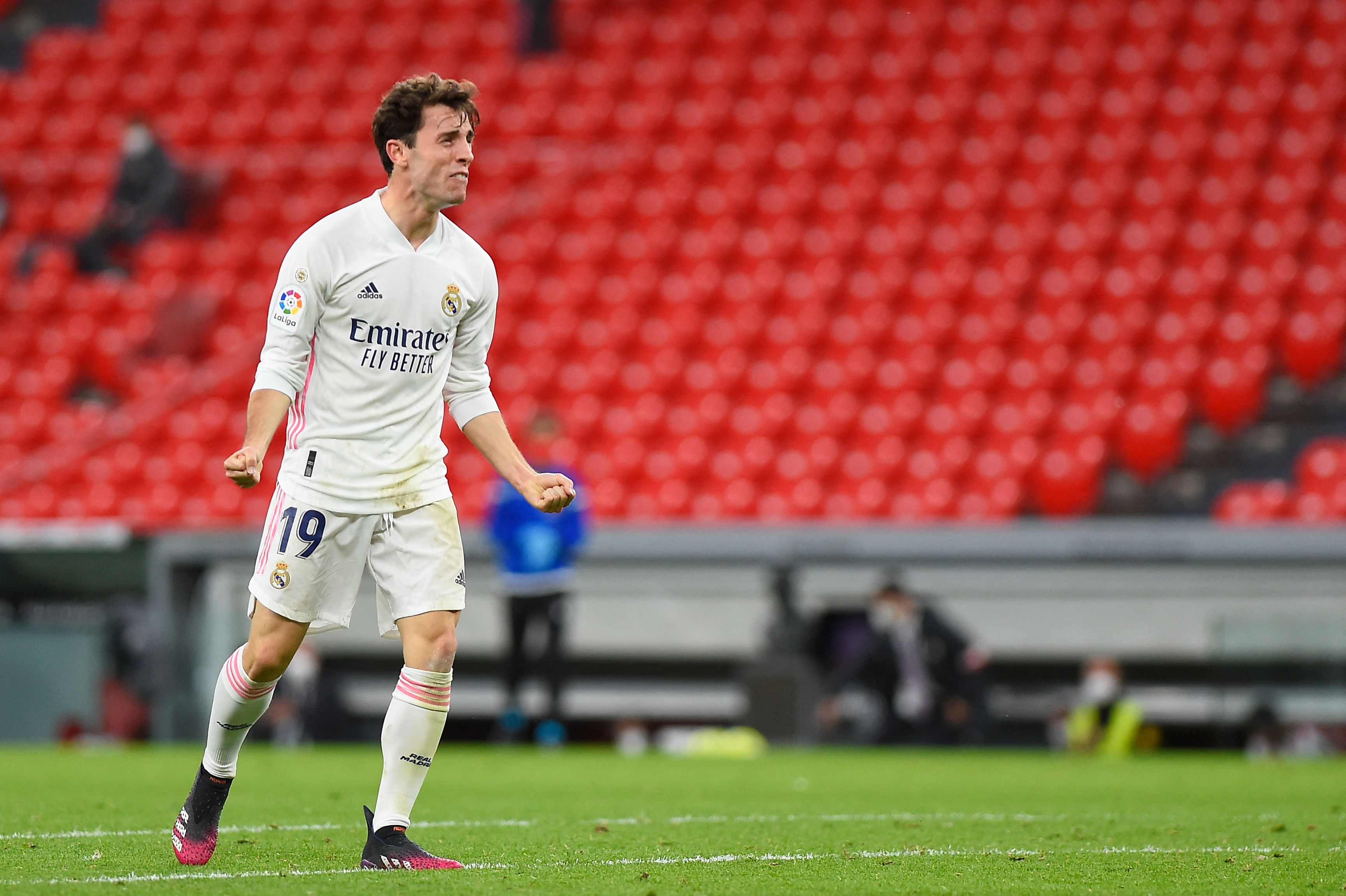  Bek Real Madrid Alvaro Odriozola berselbrasi setelah gawang Athletic Club Bilbao dijebol.