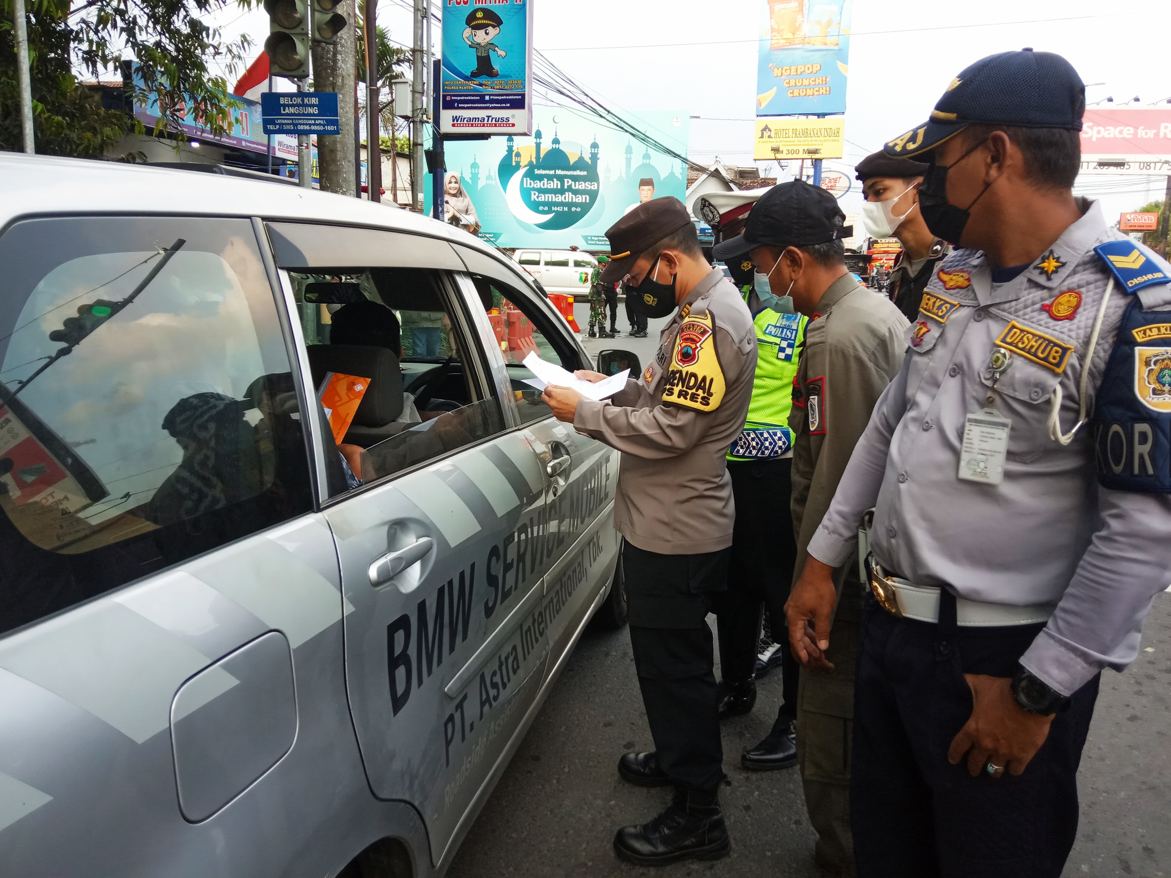 Tim gabungan nemeriksa surat keterangan bebas covid-19 penumpang kendaraan pelat luar daerah di penyekatan perbatasan Jateng-DIY di Pramban.