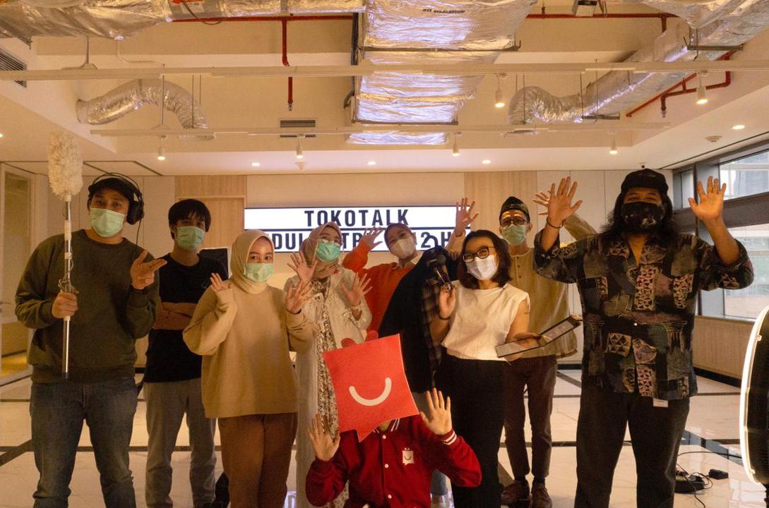  Sebuah perusahaan start-up yang concern membantu pelaku usaha membuat toko online melalui website TokoTalk.