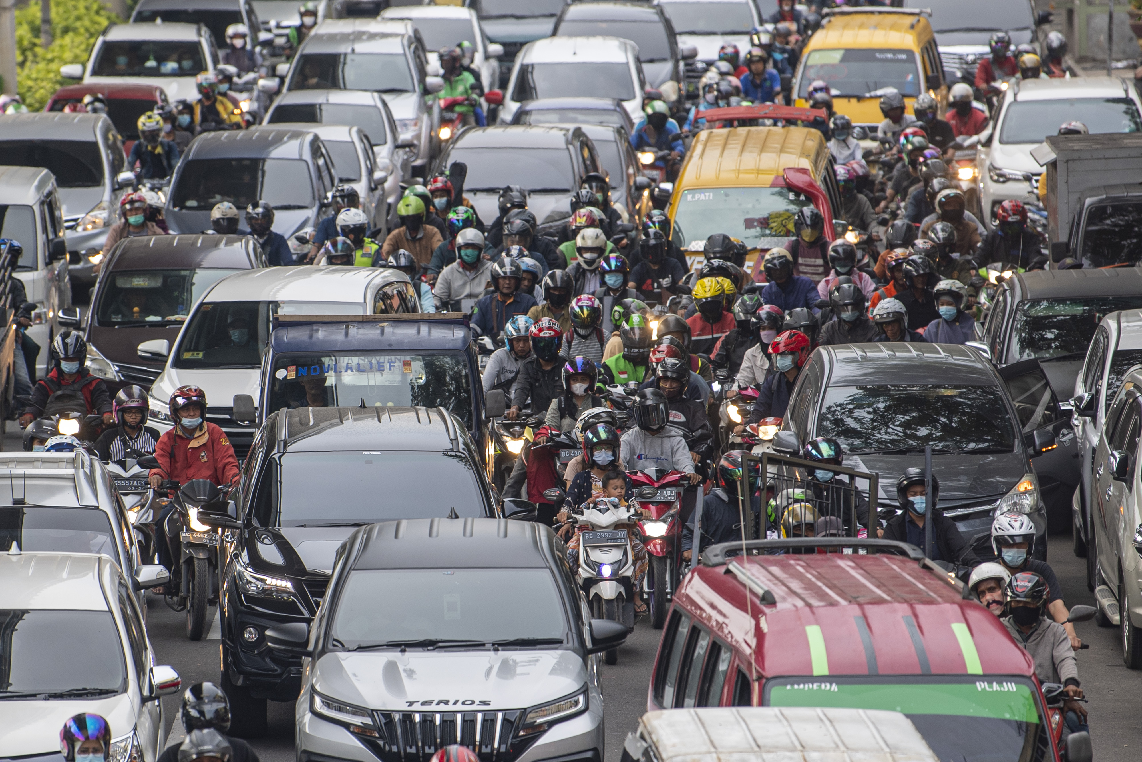 Sejumlah kendaraan melintas di Jalan Jendral Sudirman Palembang, Sumatera Selatan.