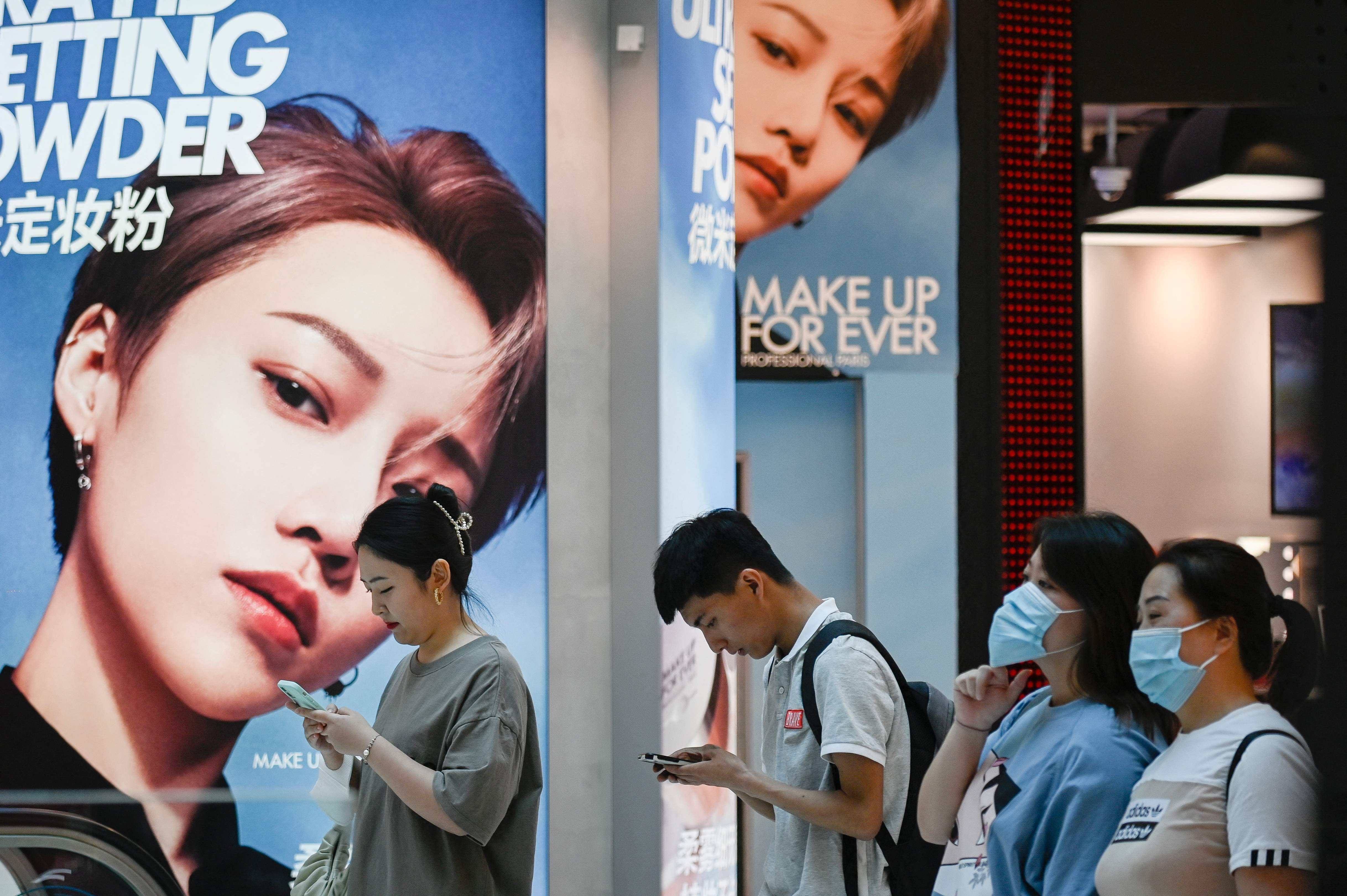 Pengunjung mall di Beijing, Tiongkok, konsumsi Tiongkok menurun menyeret pertumbuhan ekonomi negeri tirai bambu itu goyang.