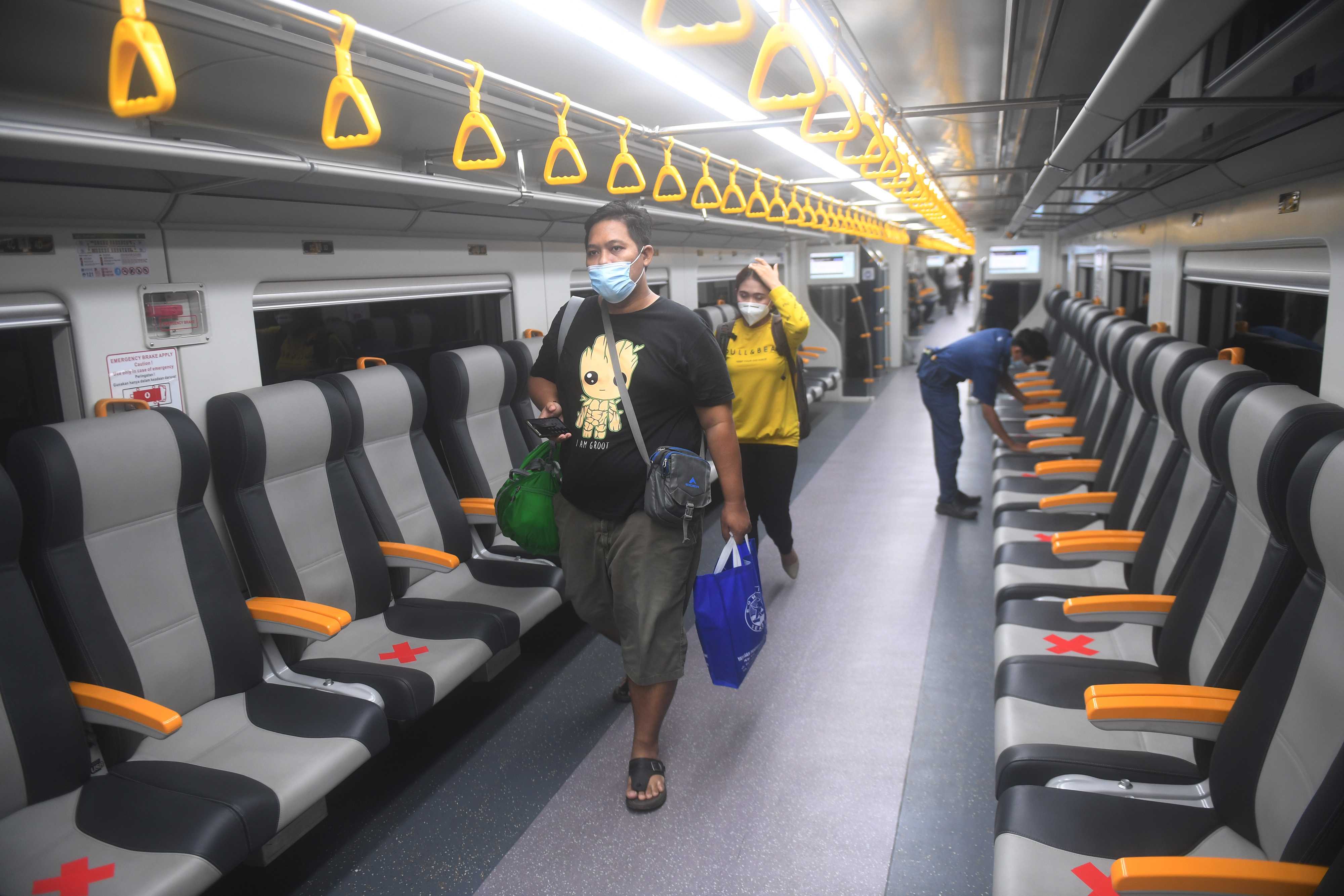 Penumpang menaiki kereta bandara premium di Stasiun Manggarai, Jakarta, Sabtu (3/4/2021)