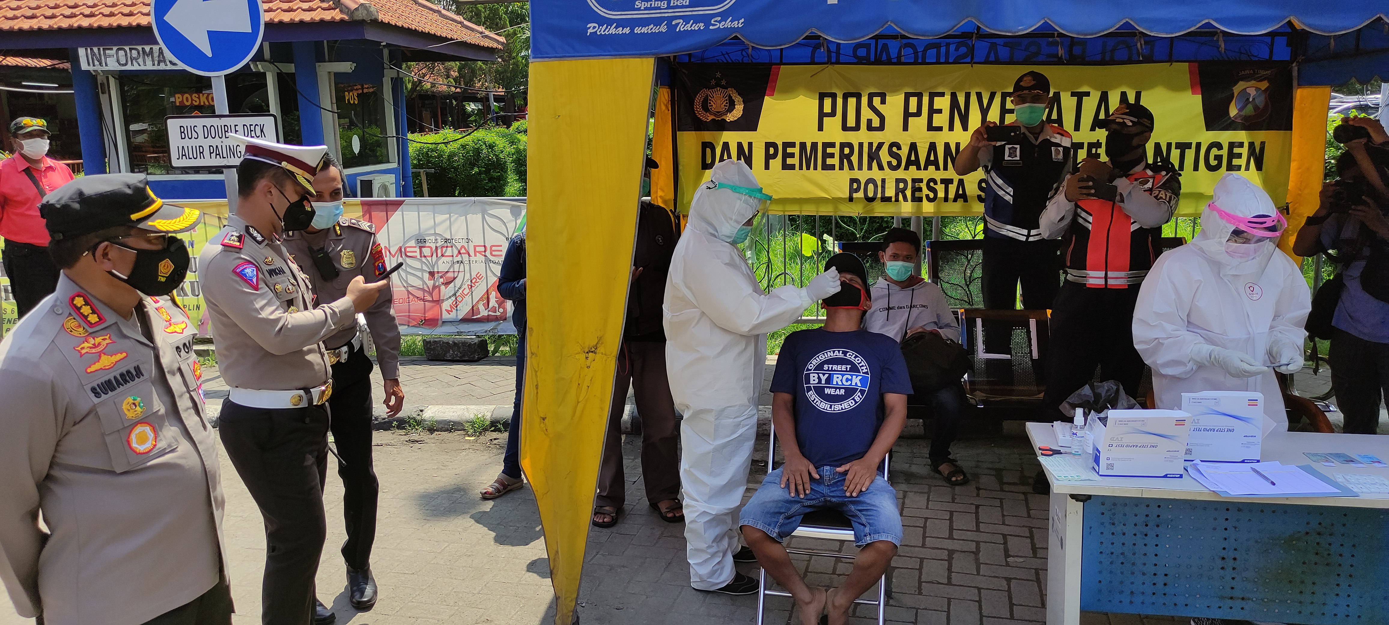 Pemudik dites antigen saat akan melewati posko penyekatan di Sidoarjo, Jawa Timur, beberapa waktu lalu.