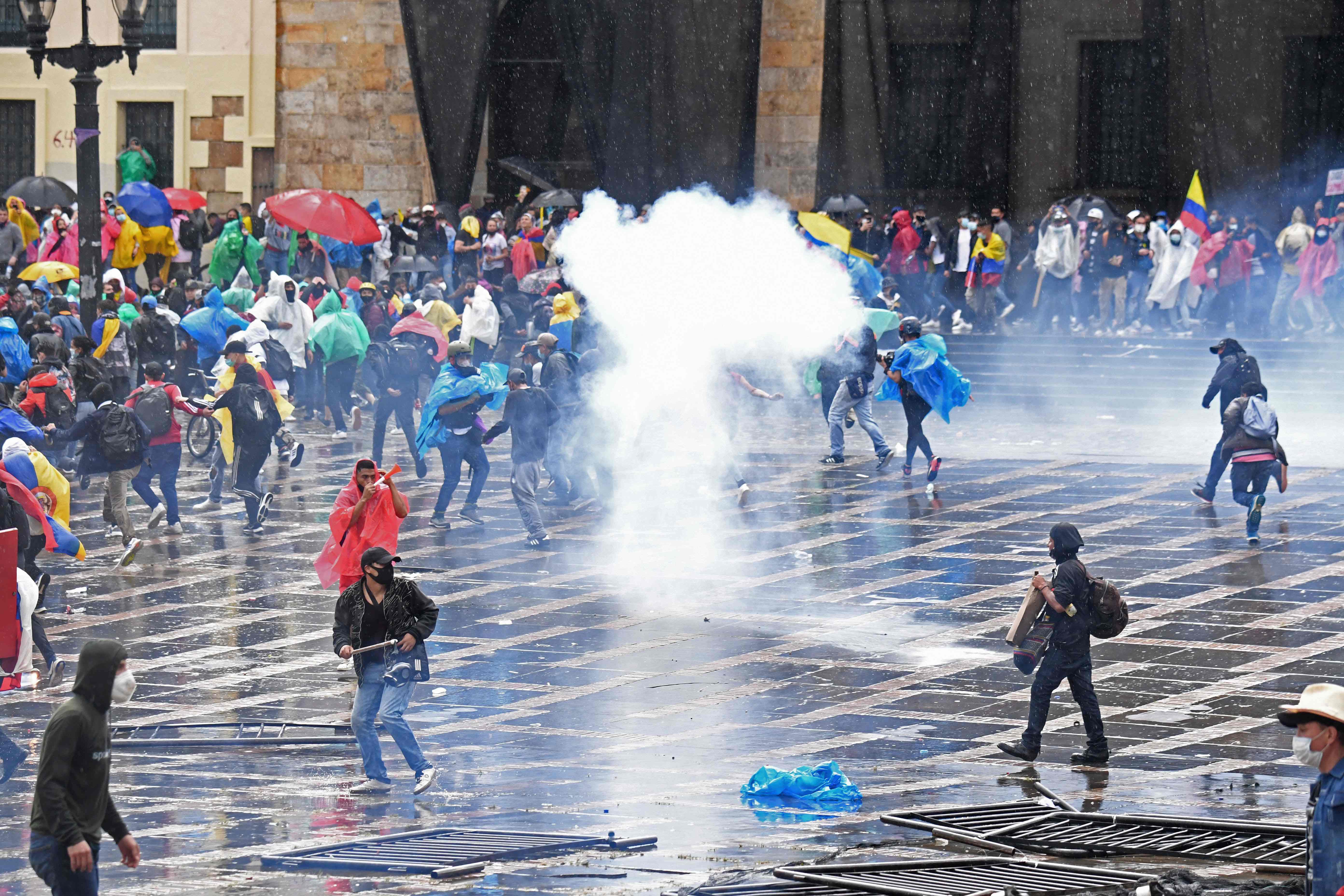 Situasi di Kolombia semakin tidak terkendali paska unjukrasa damai dihadapi dengan gas air mata dan senjata oleh pemerintah, Kamis (6/5)
