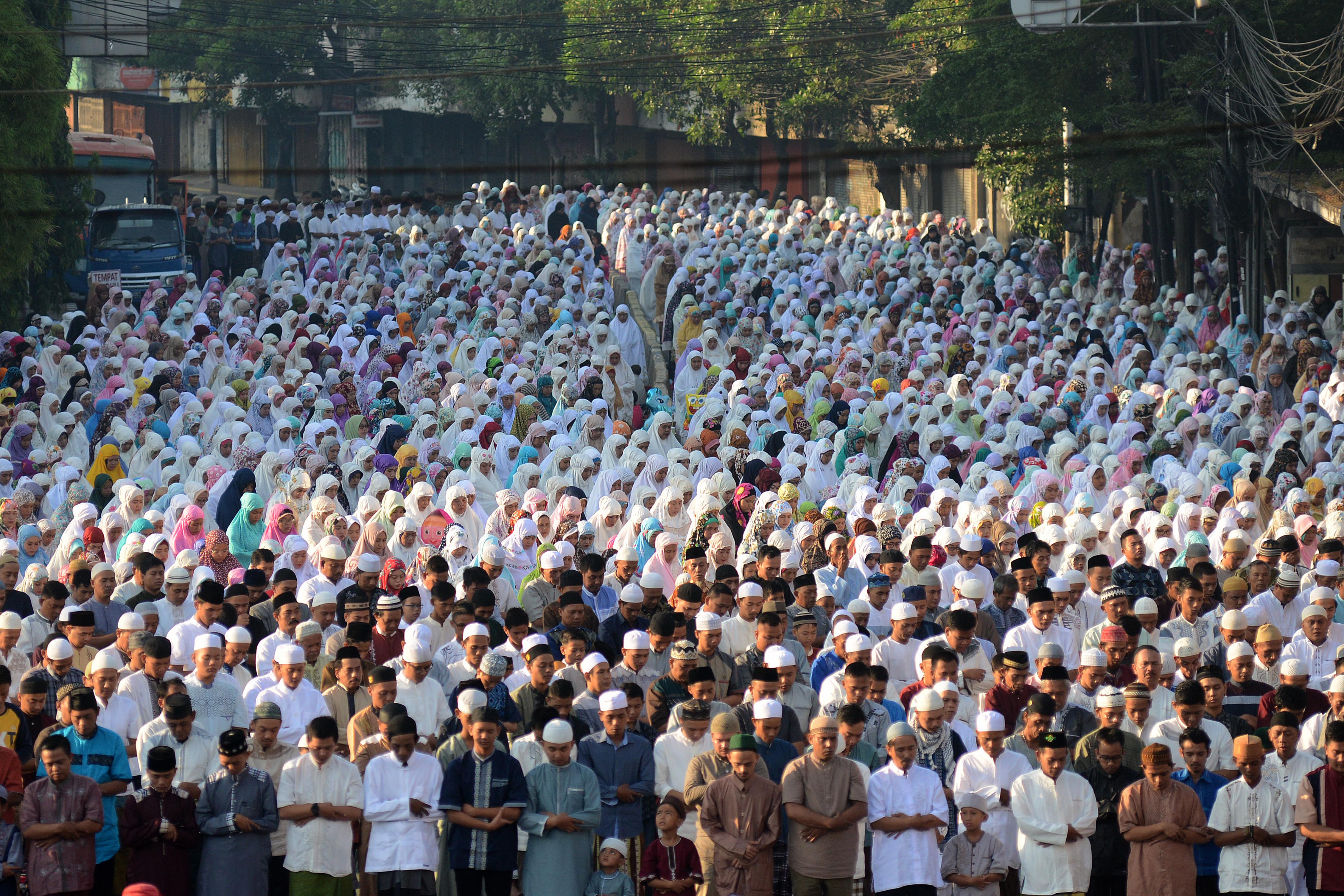  Umat muslim melaksanakan salat Idul Fitri 1440 Hijriah/2019 berjemaah. Sejak 2020 adanya pandemi covid-19, salat Ied berjemaah ditiadakan.
