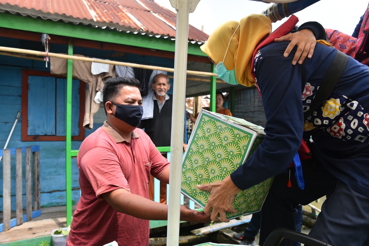 TP PKK Sumsel menyusuri Sungai Musi untuk membagikan paket sembako, di Palembang, Selasa (4/5).