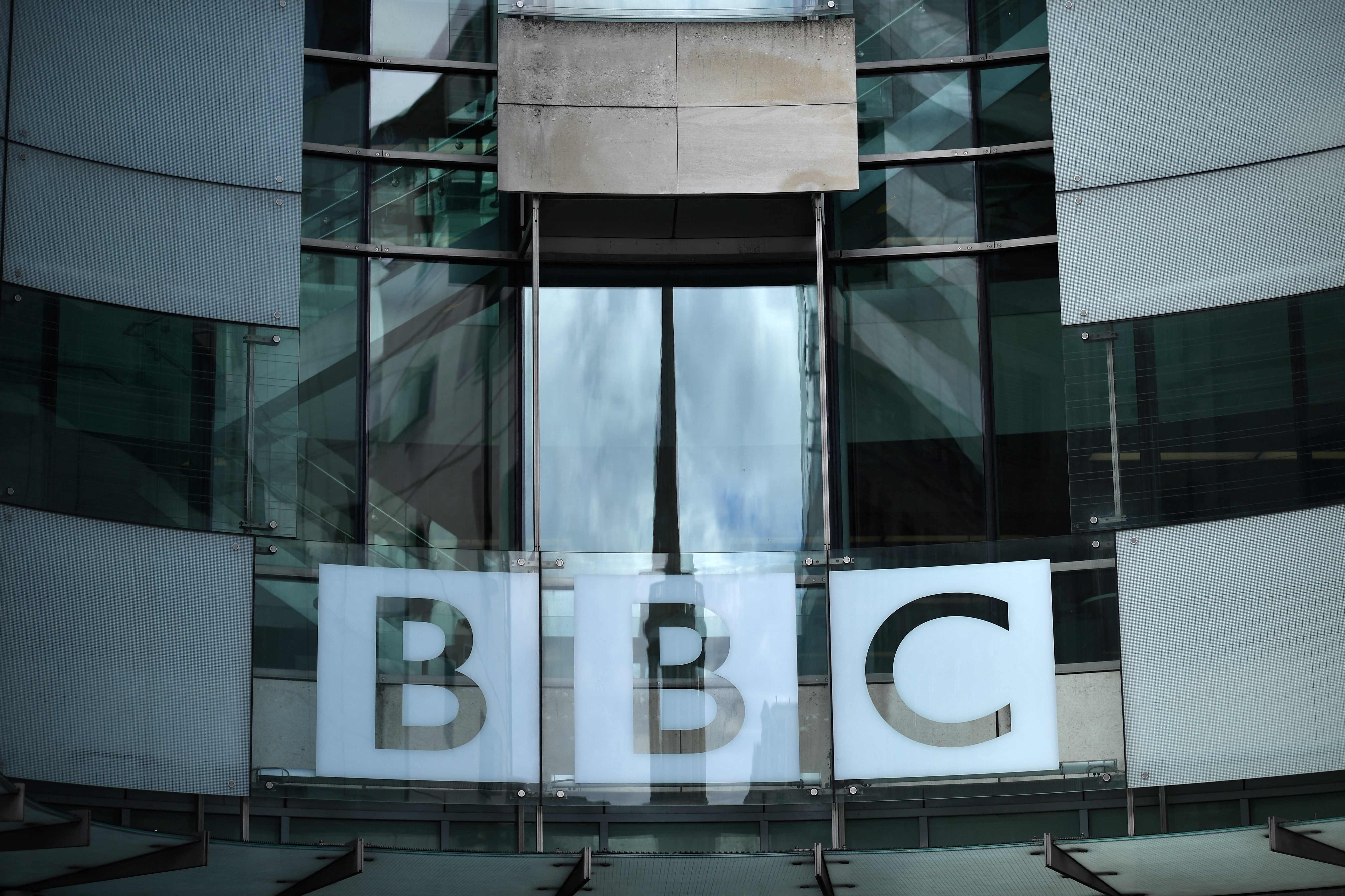 Logo BBC terlihat di kantor media tersebut di London, Inggris.