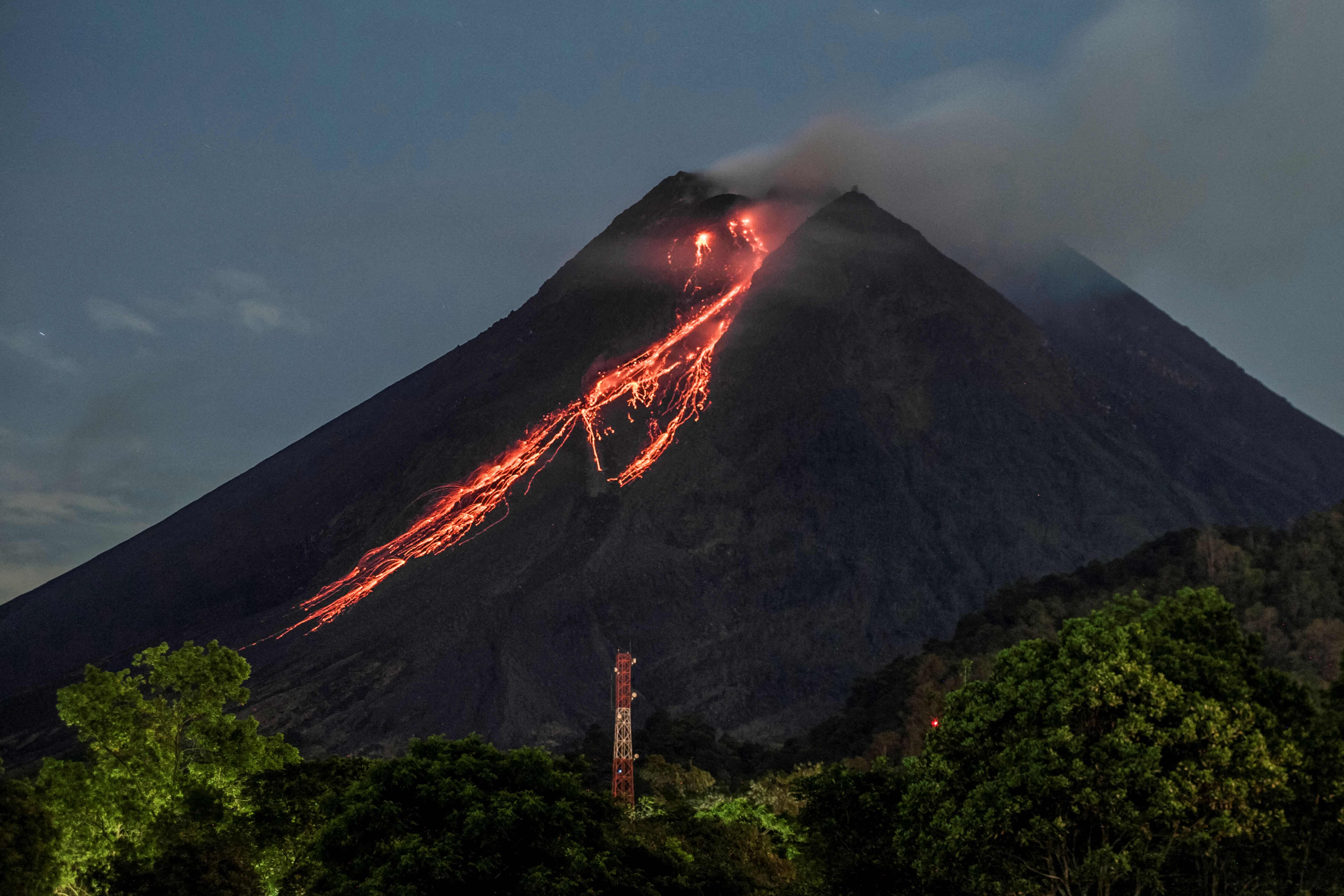 Gunung Merapi Rentang 12 Jam Terjadi 17 Lava Pijar
