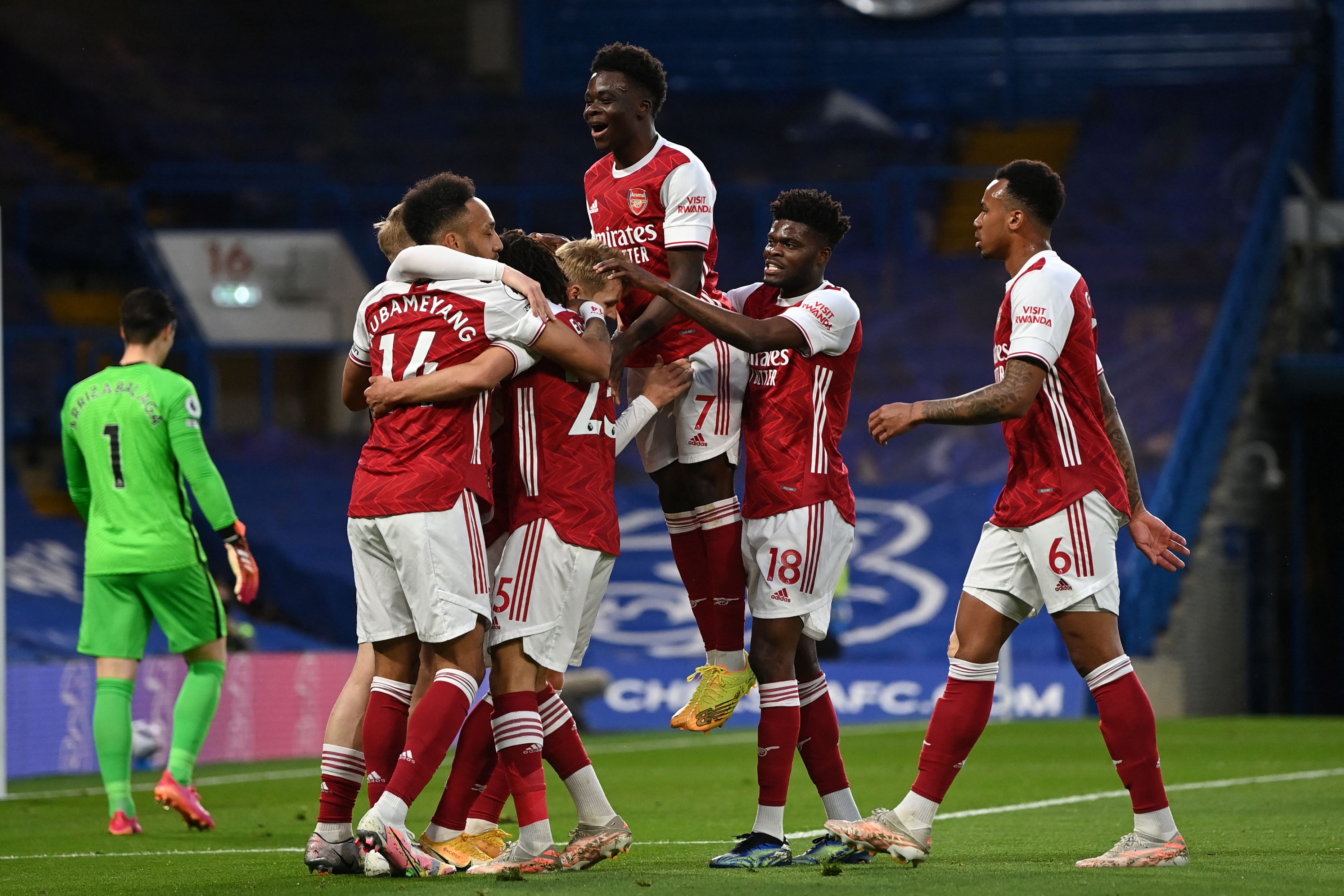 Para pemain Arsenal melalukan selebrasi usai mencetak gol ke gawang Chelsea di laga Liga Primer Inggris.