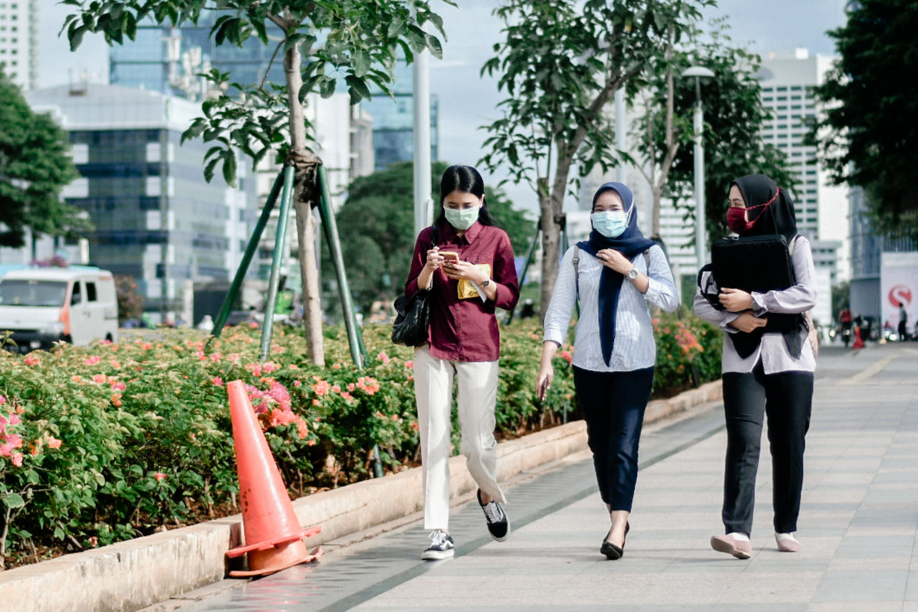 Ilustrasi sejumlah pekerja saat berjalan di trotoar kawasan Sudirman, Jakarta.