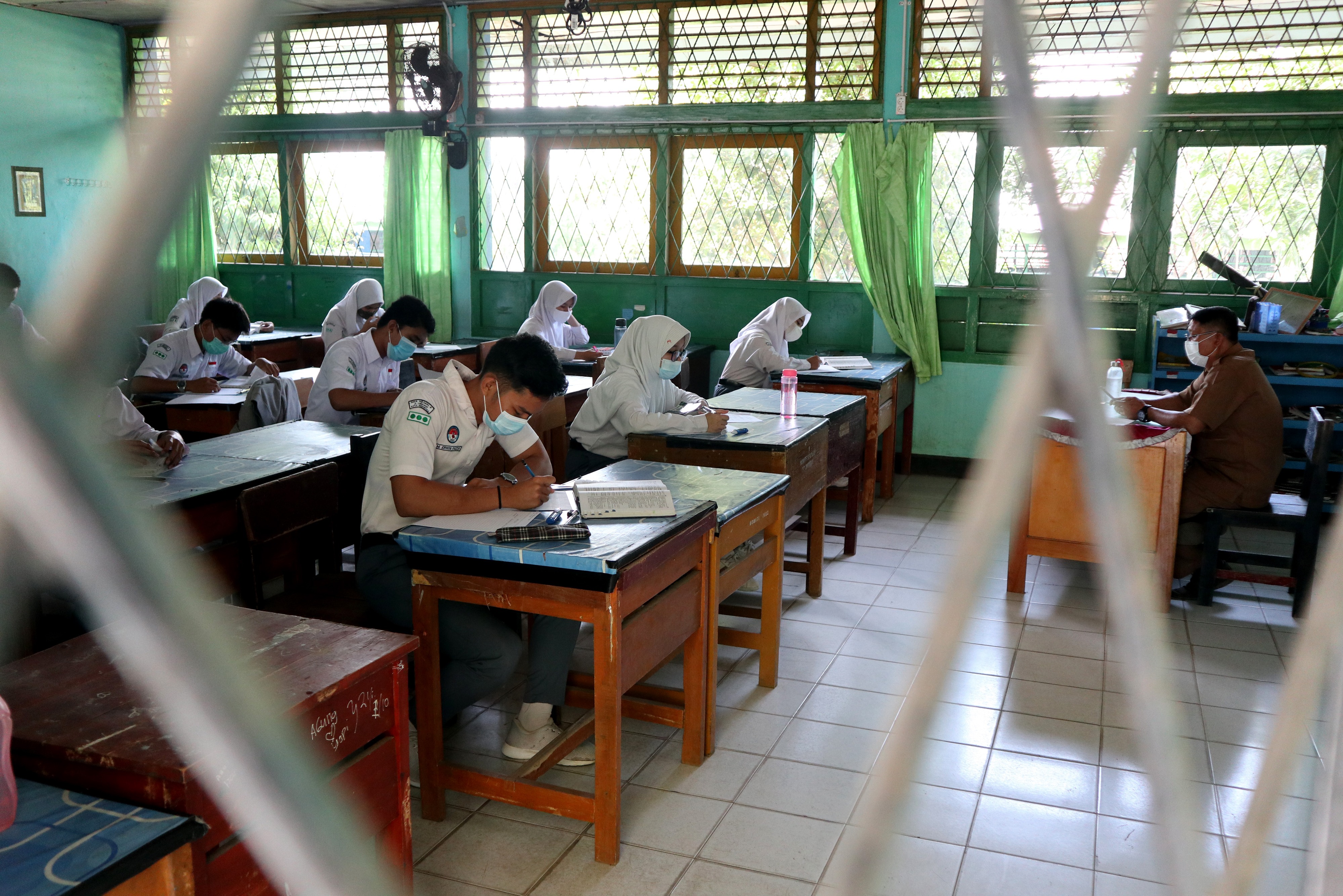 Sejumlah siswa megikuti belajar tatap muka pertama di SMAN 05 Bengkulu, beberapa waktu lalu.