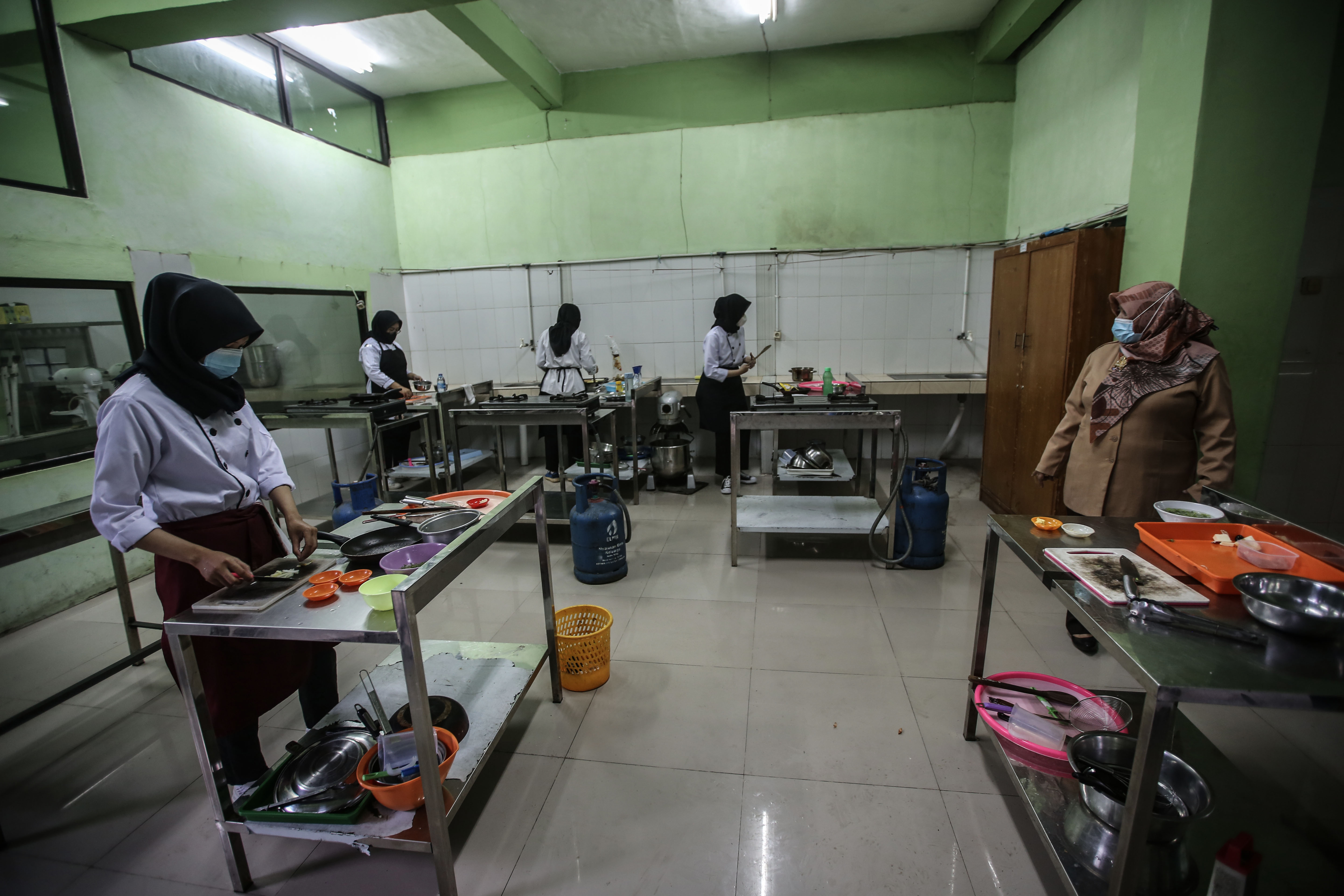 Siswi SMKN 60 Jakarta jurusan Tata Boga mengikuti uji coba Pembelajaran Tatap Muka (PTM) di SMKN 60 Jakarta, Rabu (7/4/2021).