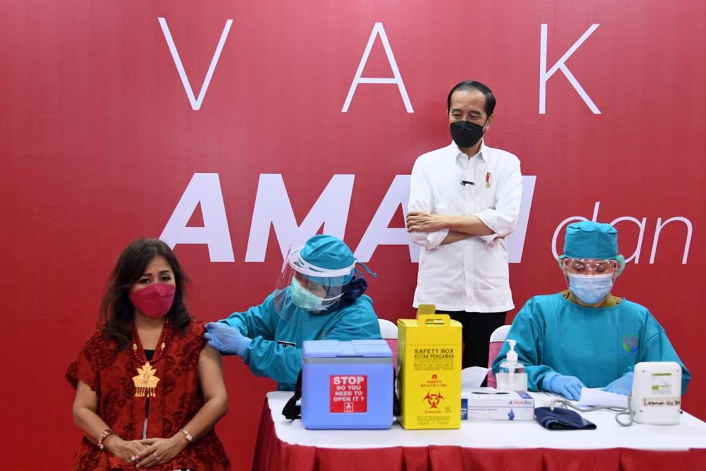 Presiden Joko Widodo meninjau vaksinasi kepada pelaku usaha di pusat perbelanjaan Thamrin City, Tanah Abang, dan Grand Indonesia.
