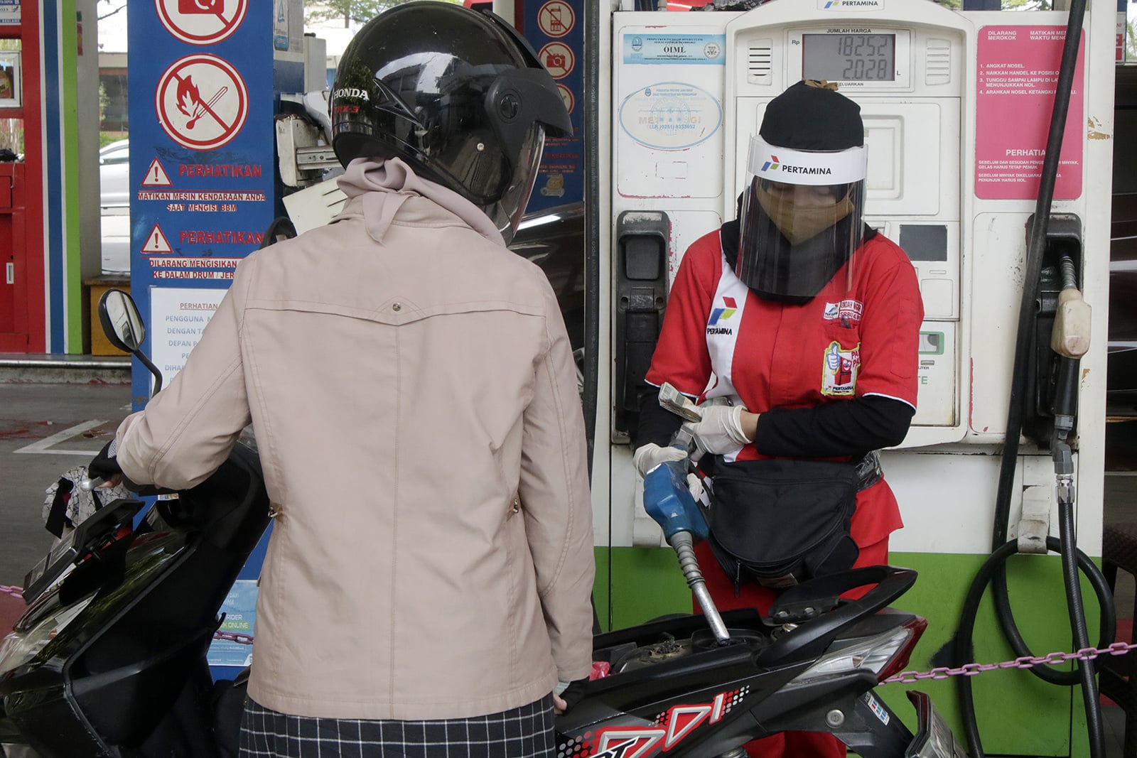 Petugas SPBU melayani pengendara mengisi bahan bakar di SPBU 31-164-01, Margonda, Depok, Jawa Barat.