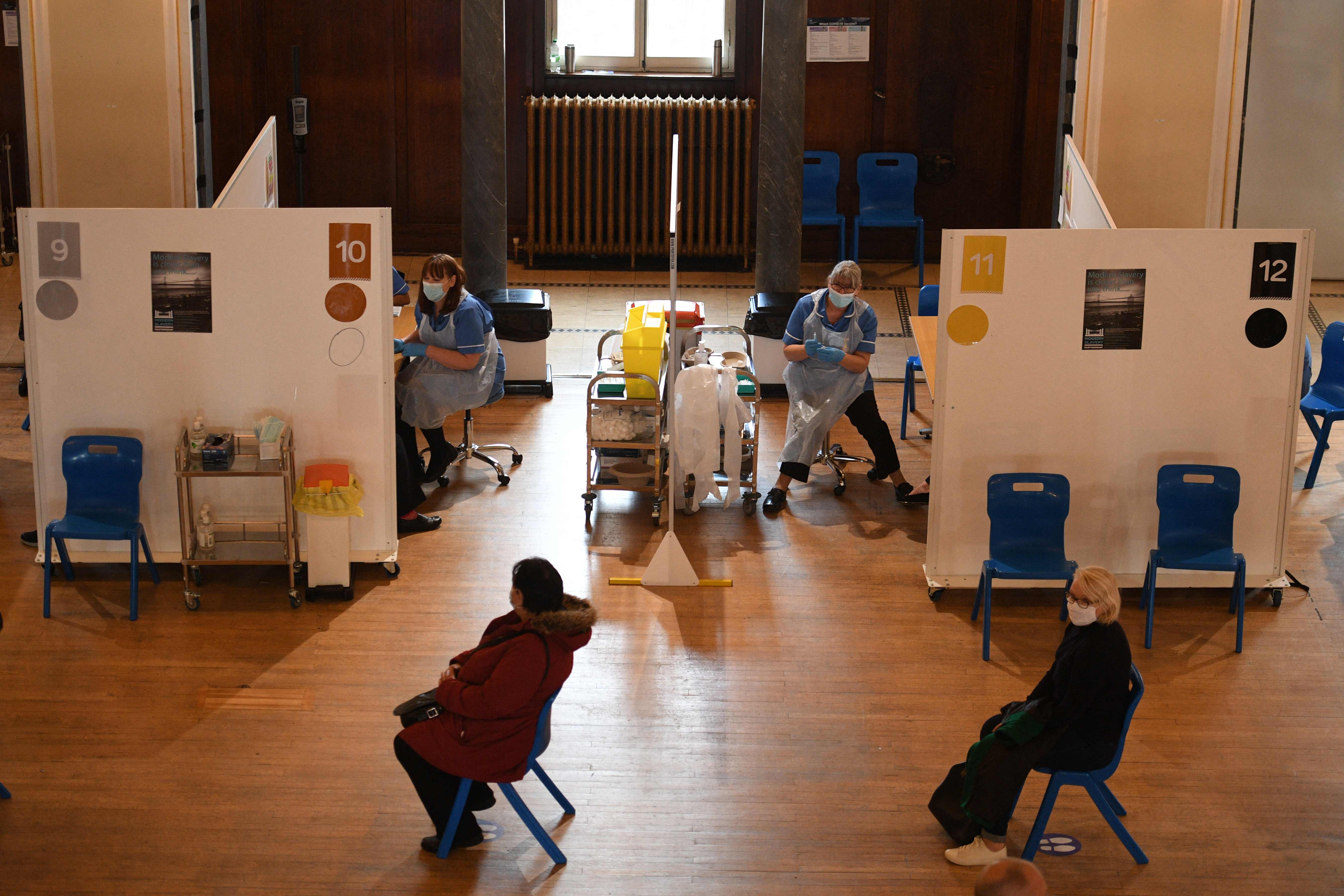 Warga mengantre untuk mendapatkan vaksinasi covid-19 di Hull, Inggris.