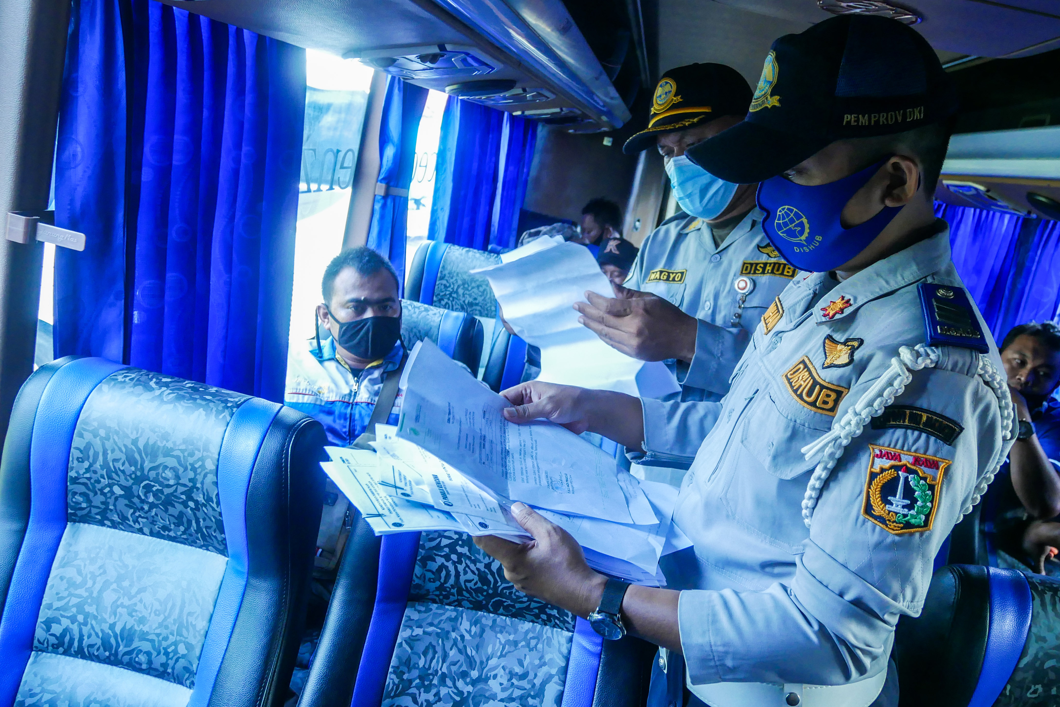 Petugas memeriksa surat izin masuk penumpang