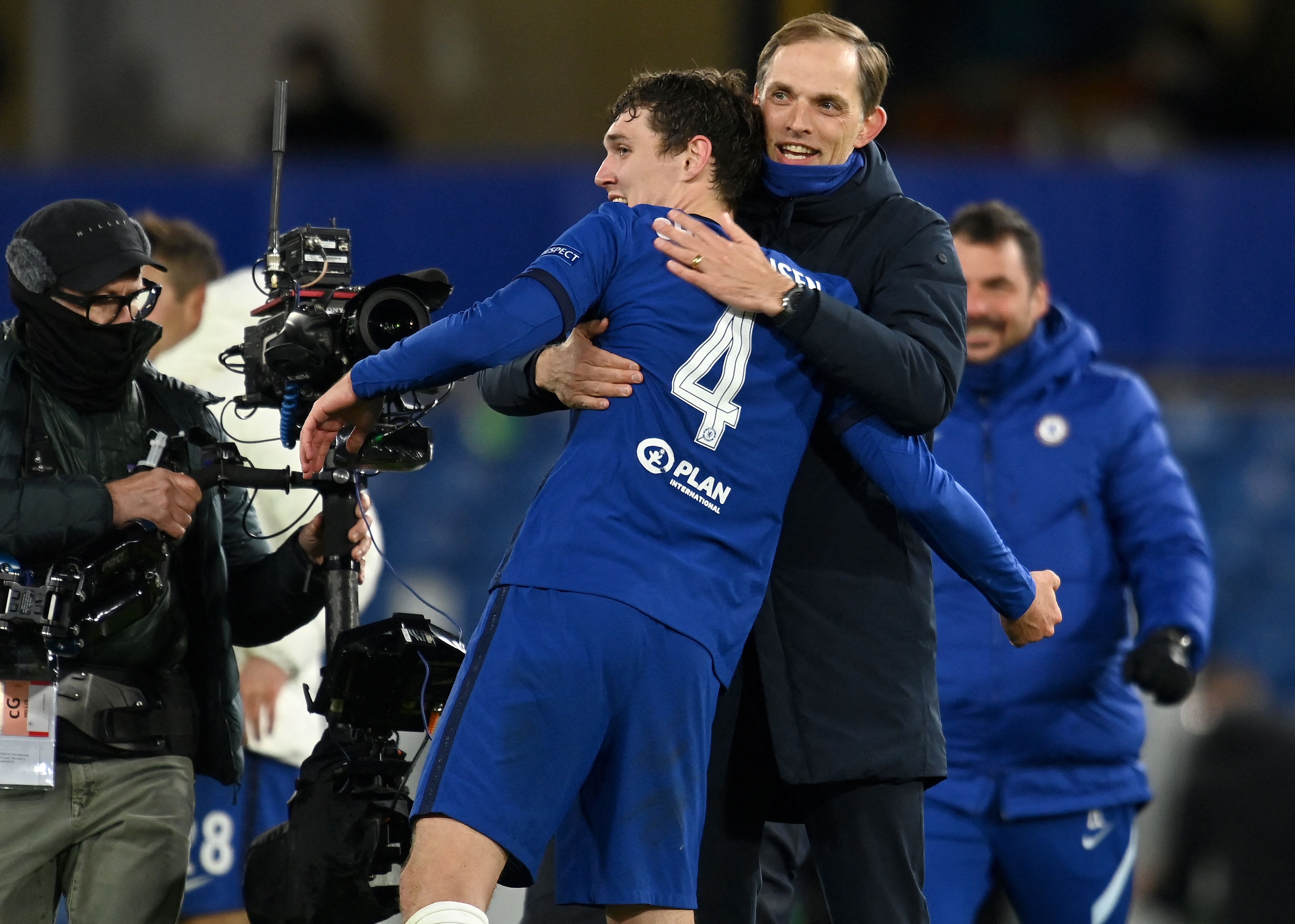 ThomasTuchel memeluk  Andreas Christensen setelah Chelsea menumbangkan Real Madrid dengan skor 2-0 di Stamford Bridge, Kamis (6/5) dini hari