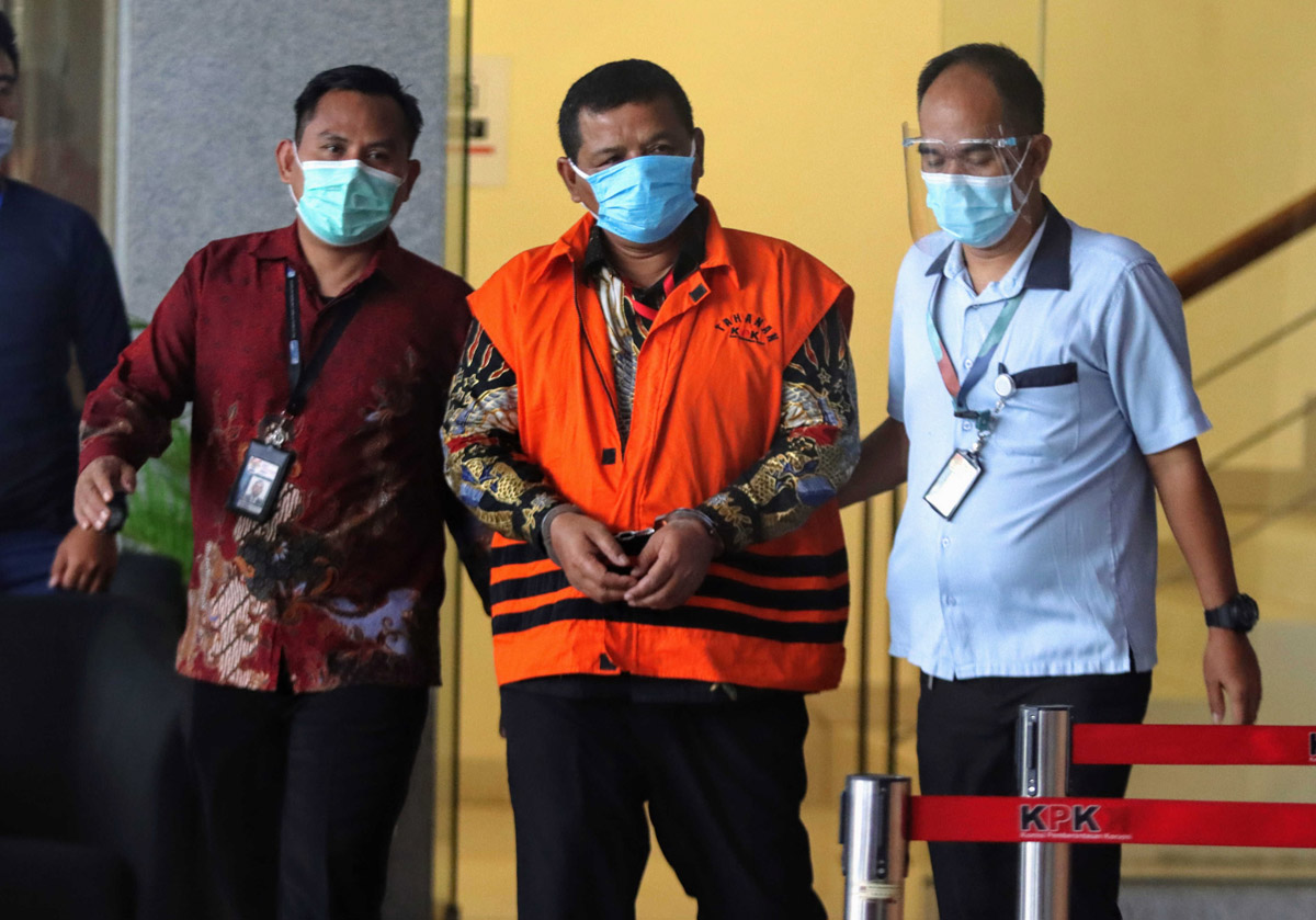 Tersangka Aa Umbara Sutisna (tengah).