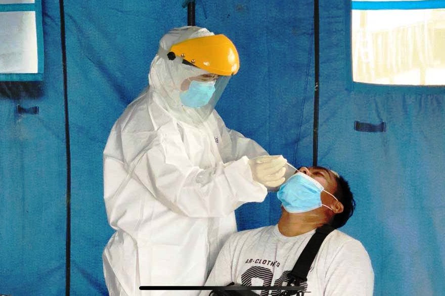 Seorang penumpang KM Kurnia II di-rapid antigen ulang di Pelabuhan Kuala Tungkal, karena dokumen kesehatannya kedaluarsa.