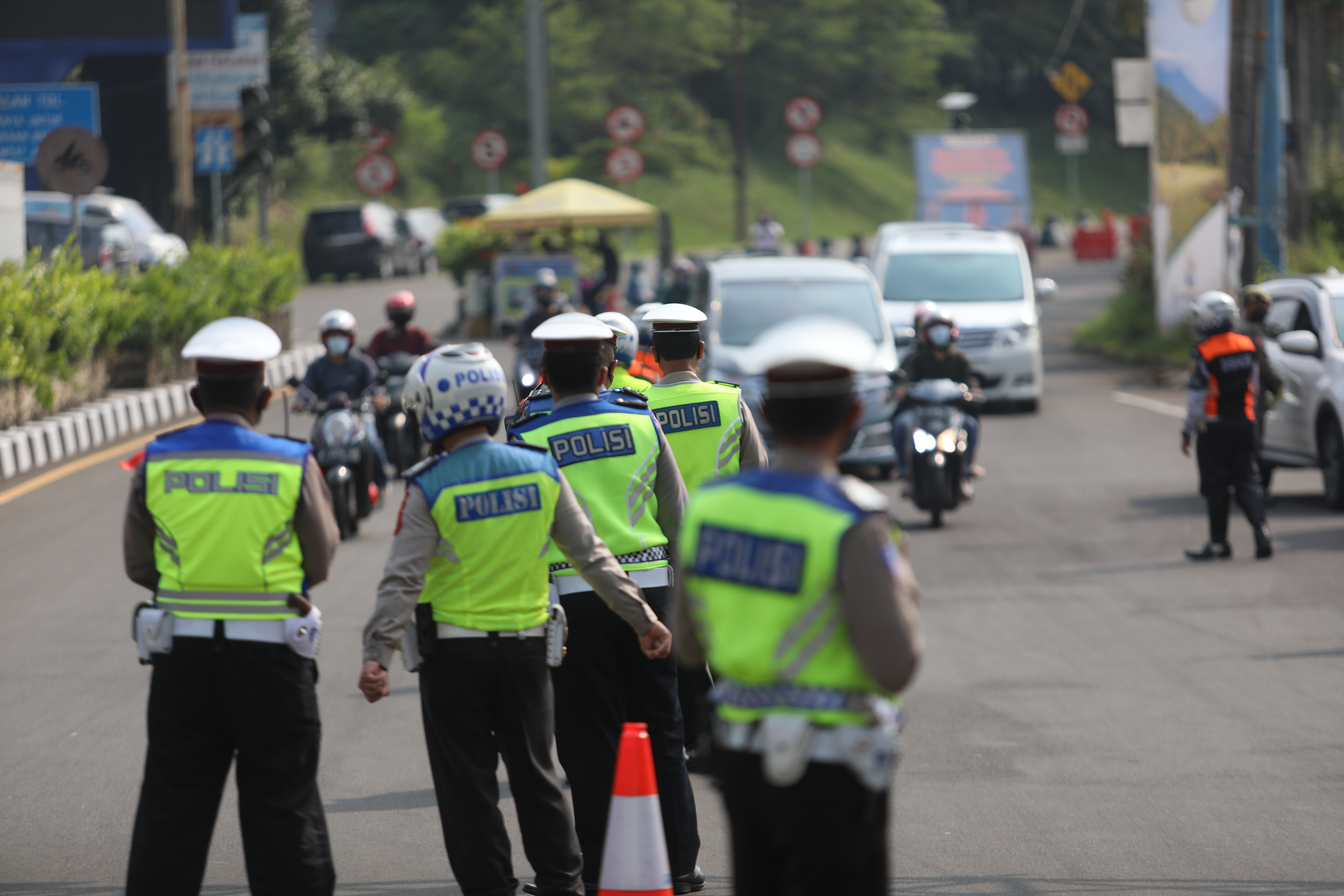 Polisi memeriksa kelengkapan dokumen pada sejumlah kendaraan yang melintas di pos penyekatan jalur Puncak, Bogor, Jabar, Minggu (9/5).