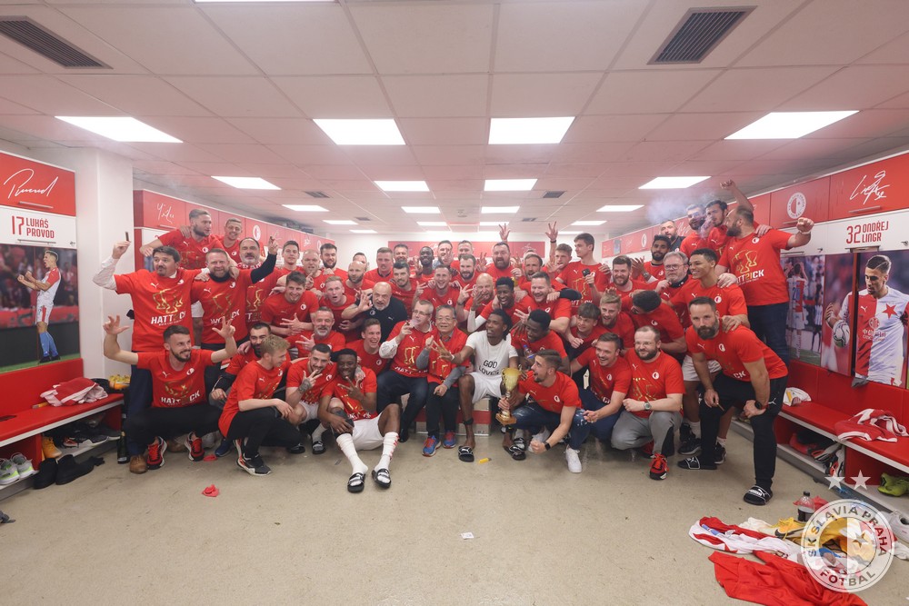 Para pemain Slavia Praha merayakan keberhasilan mereka menjadi juara Liga Rep Ceko