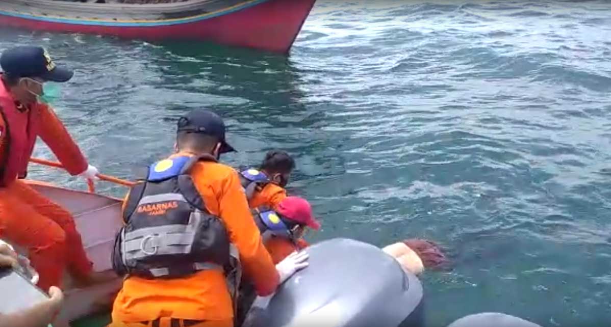  Tim SAR mengevakuasi jasad korban tenggelamnya KM Wicly Jaya Sakti di sekitar Pulau Berhala, Kepri, Minggu (23/5/2021)