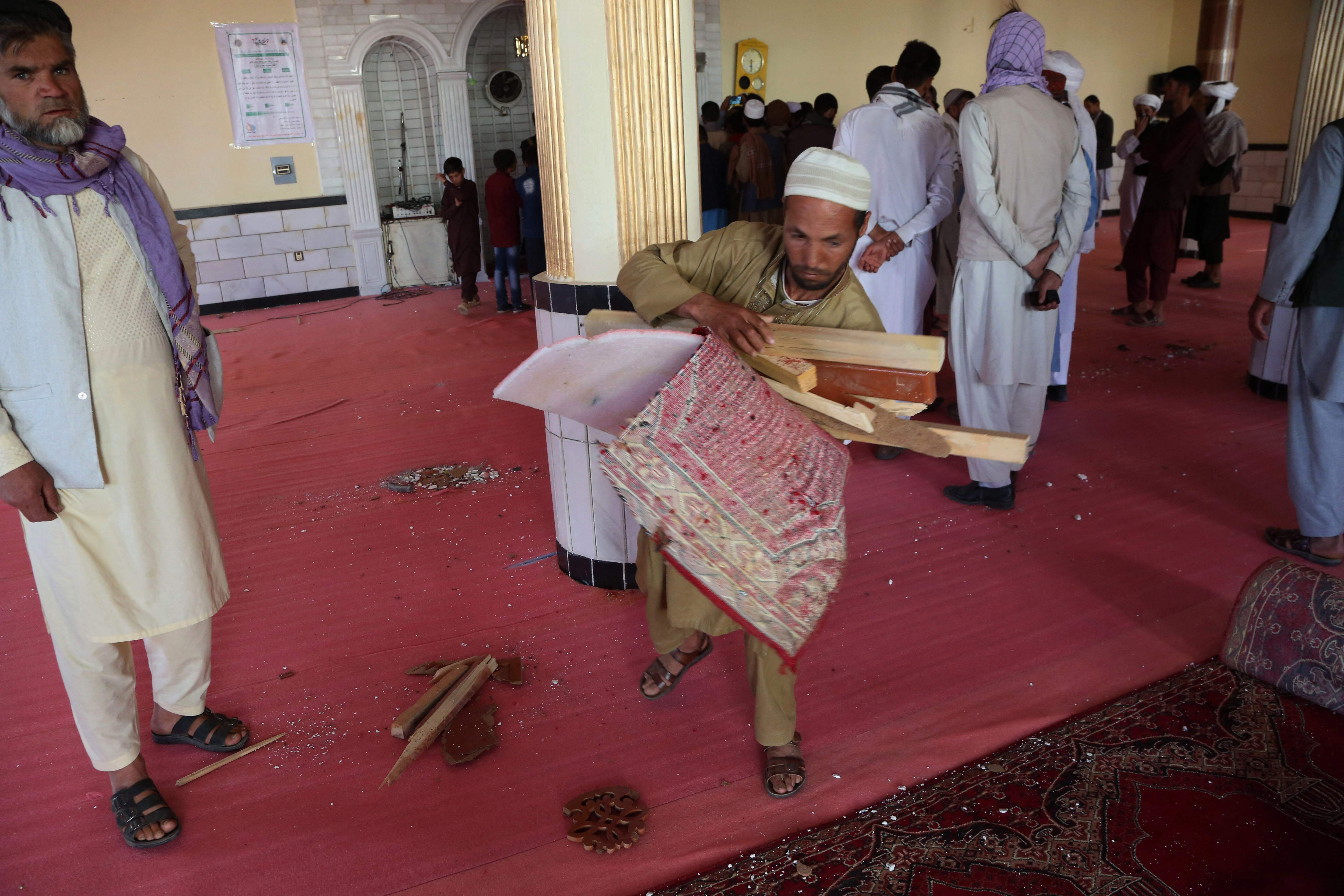 Ledakan disebuah masjid di pinggiran ibu kota Afghanistan, Kabul, menyebabkan 12 jamaah termasuk imam masjid meninggal dunia, Jumat (14/5)