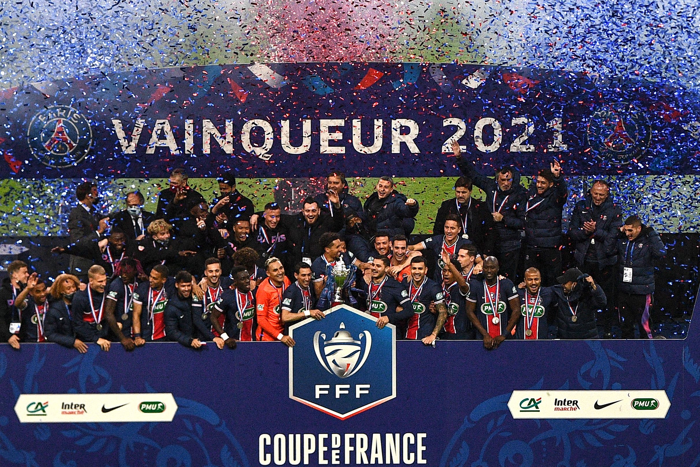 Para pemain PSG menerima trofi juara Coupe de France.