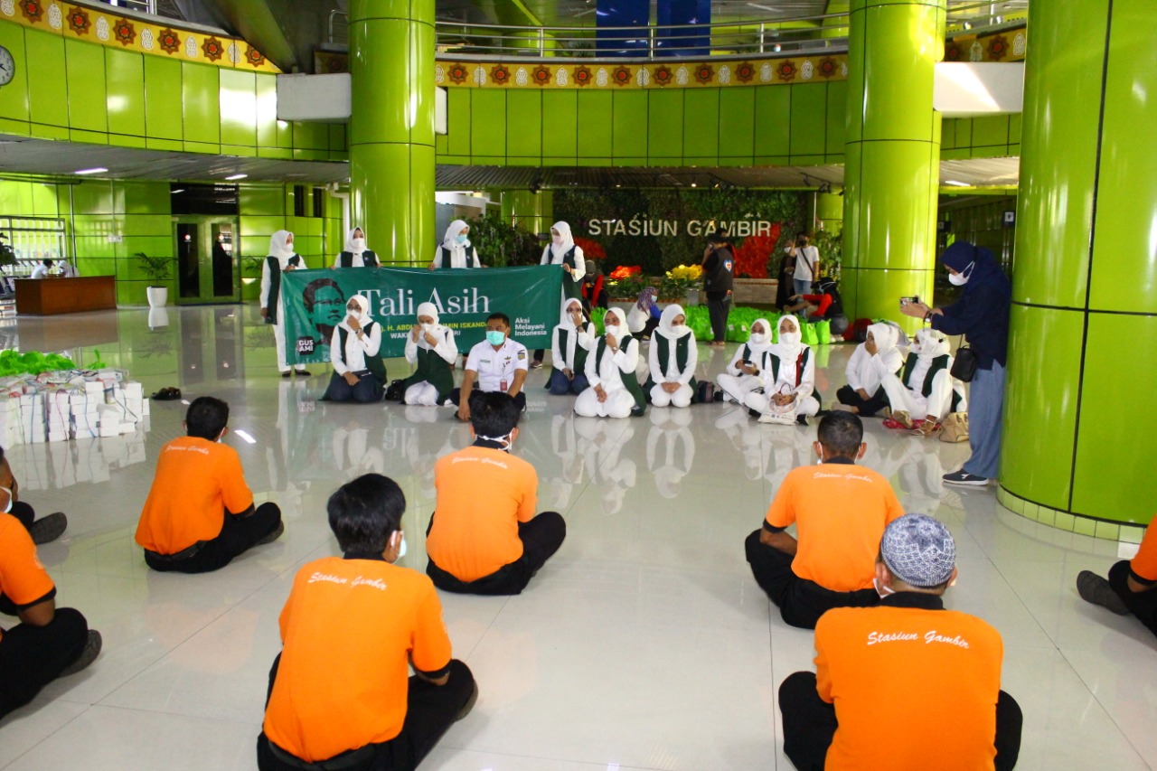 Giliran Porter Stasiun Gambir dapat Bingkisan Perempuan Bangsa