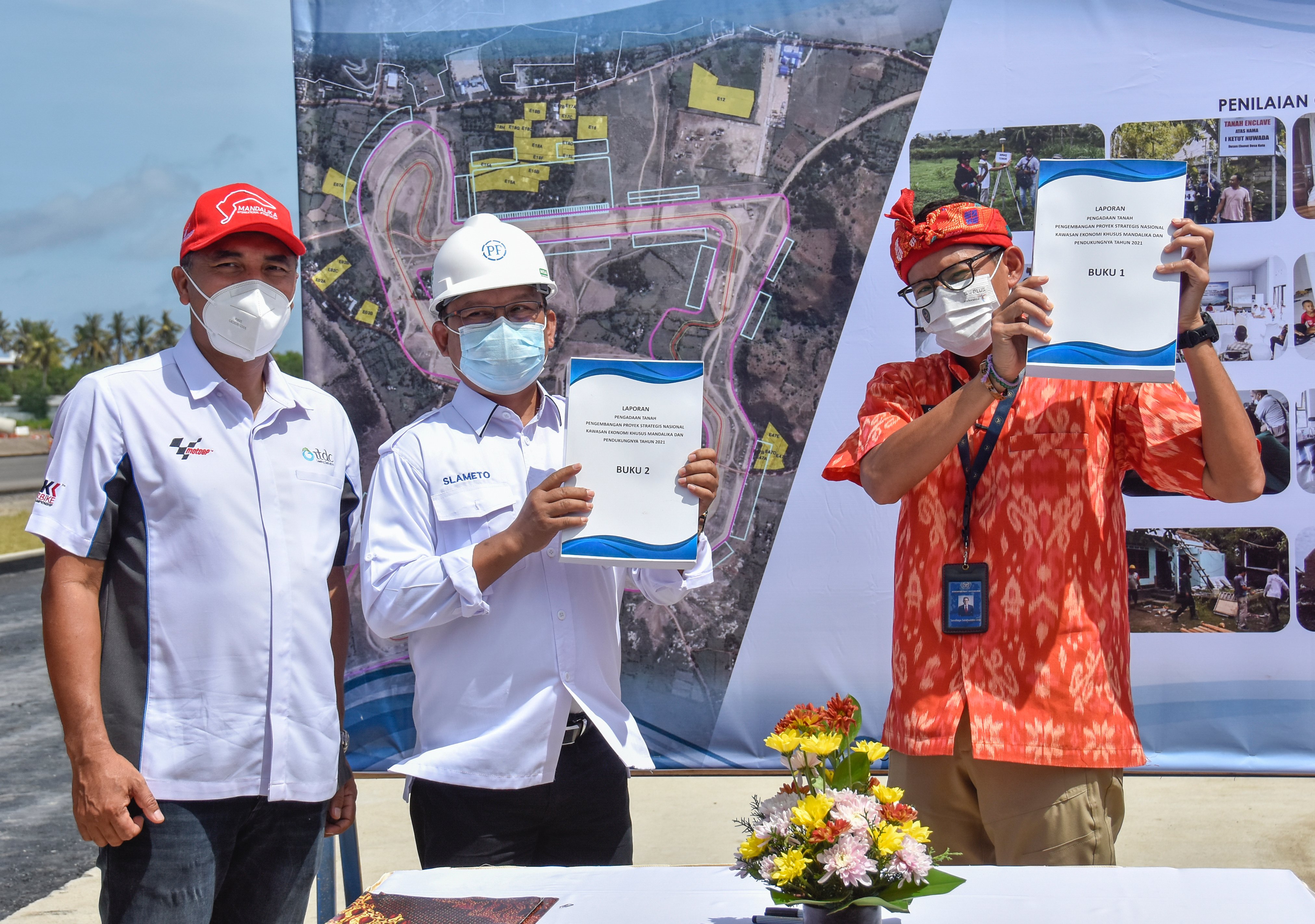 Menteri Pariwista dan Ekonomi Kreatif Sandiaga S Uno (kanan)